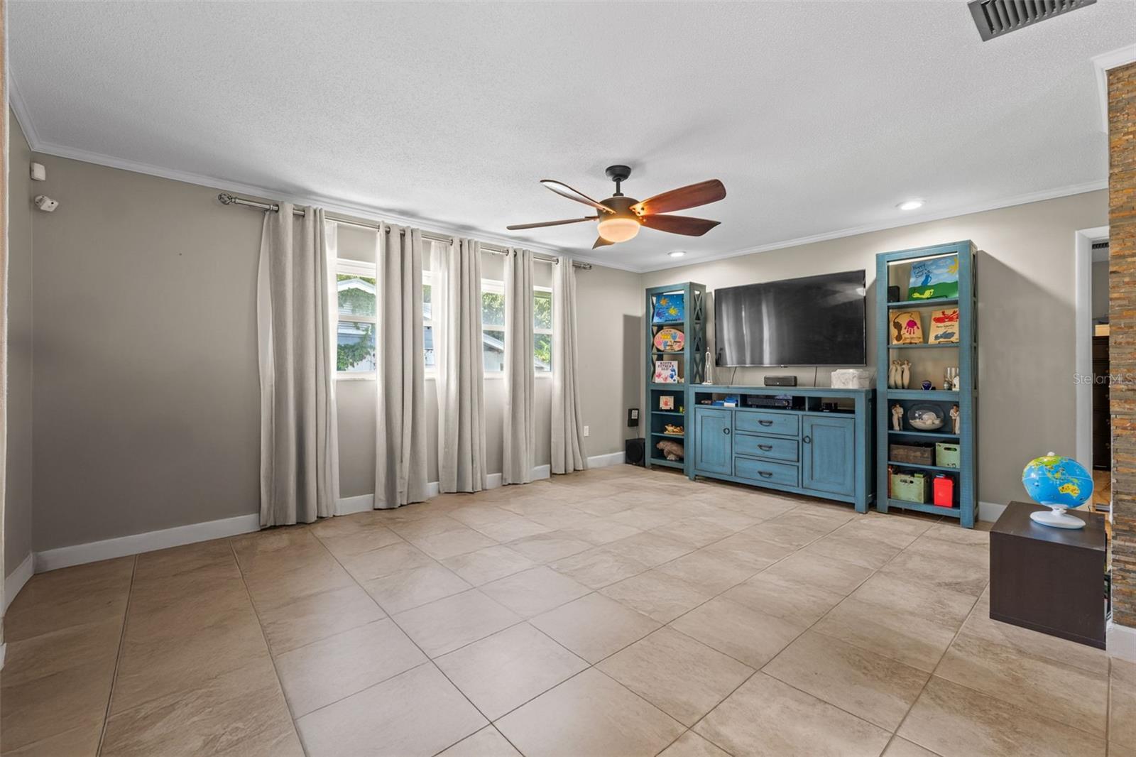 Listing photo id 26 for 605 Spring Oaks Boulevard