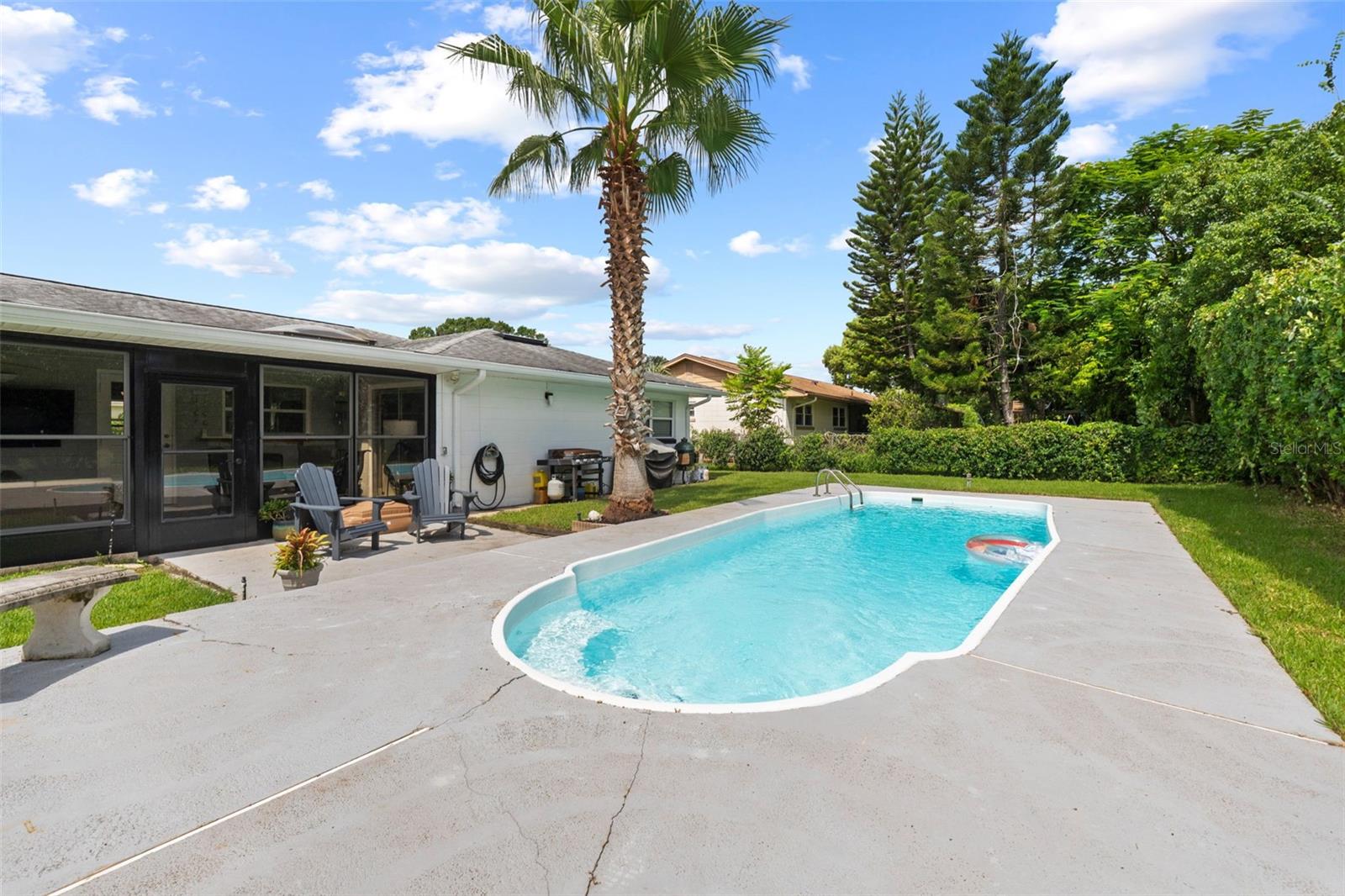 Listing photo id 1 for 605 Spring Oaks Boulevard