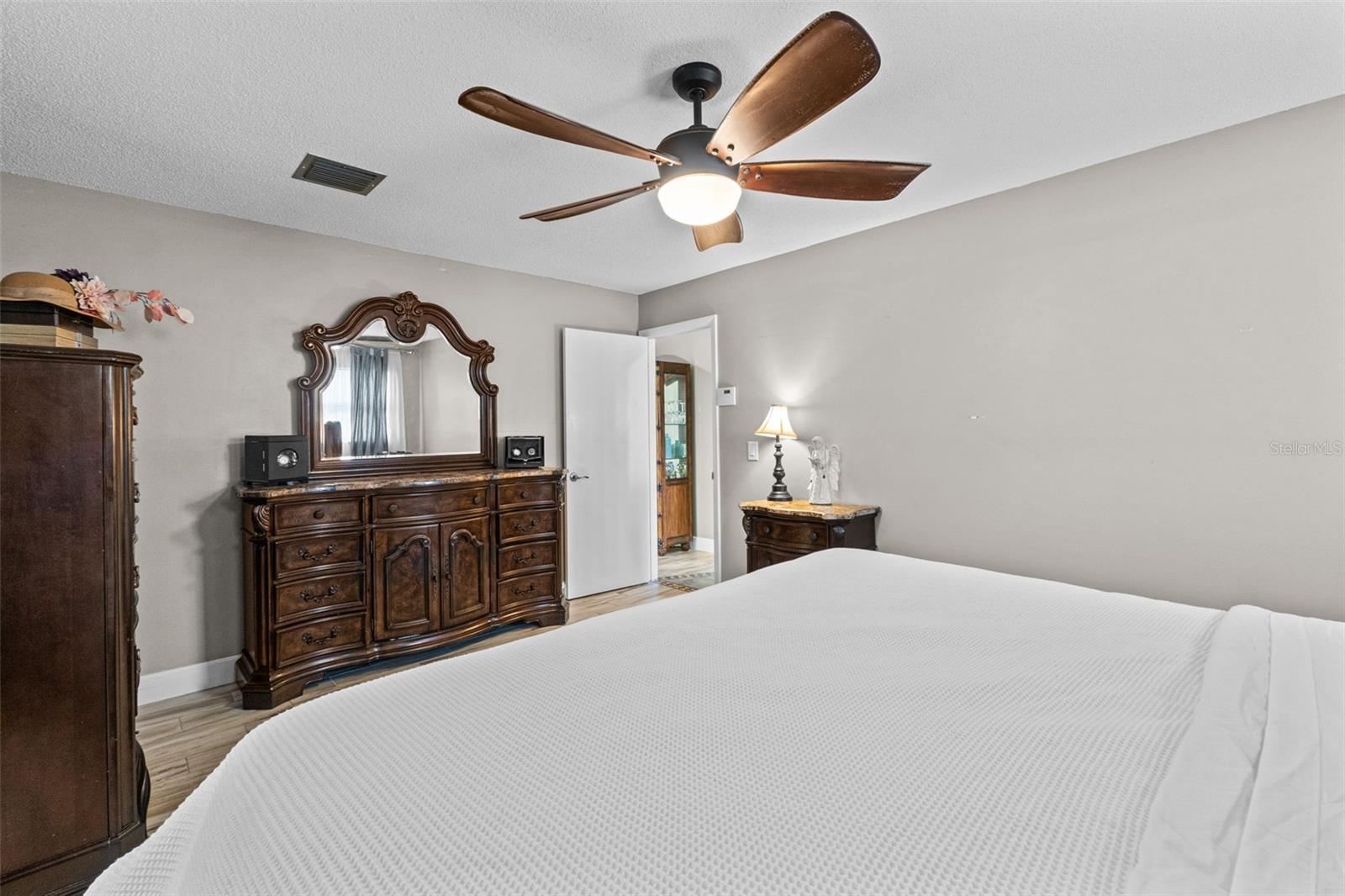 Listing photo id 33 for 605 Spring Oaks Boulevard