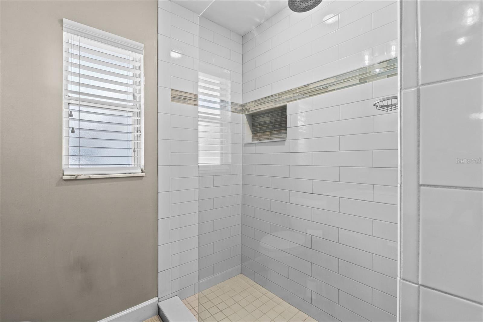 Listing photo id 37 for 605 Spring Oaks Boulevard