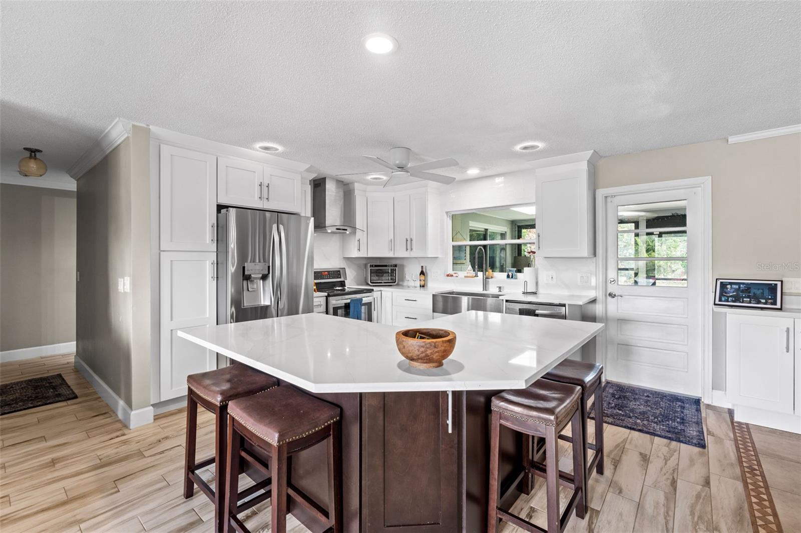 Listing photo id 2 for 605 Spring Oaks Boulevard