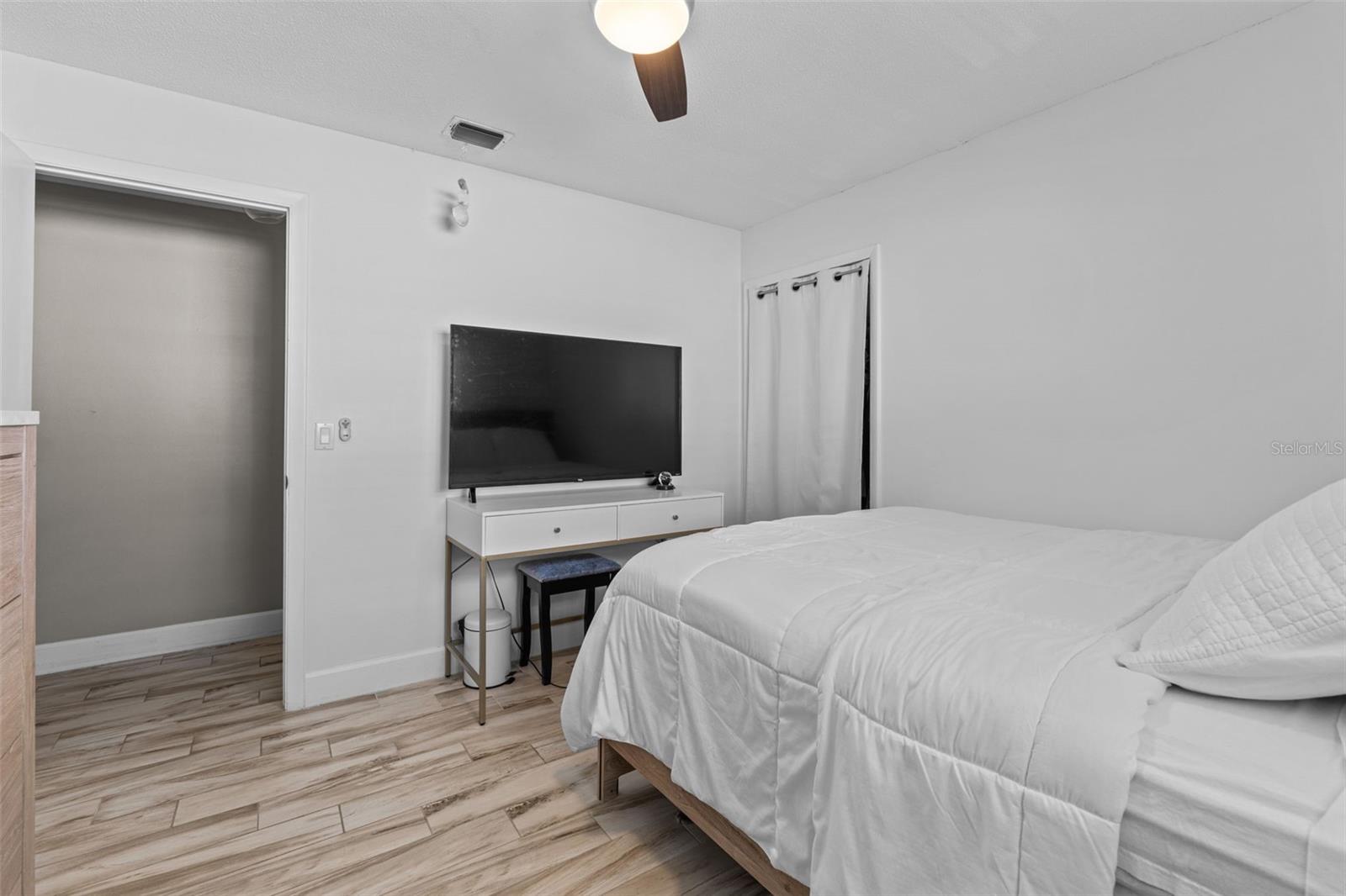 Listing photo id 40 for 605 Spring Oaks Boulevard