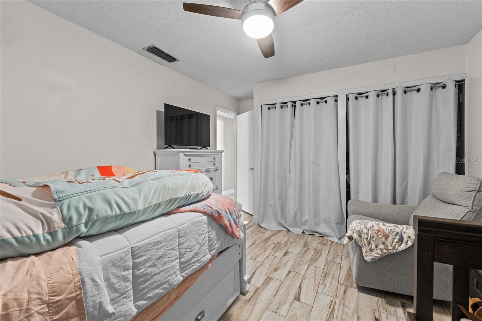 Listing photo id 41 for 605 Spring Oaks Boulevard