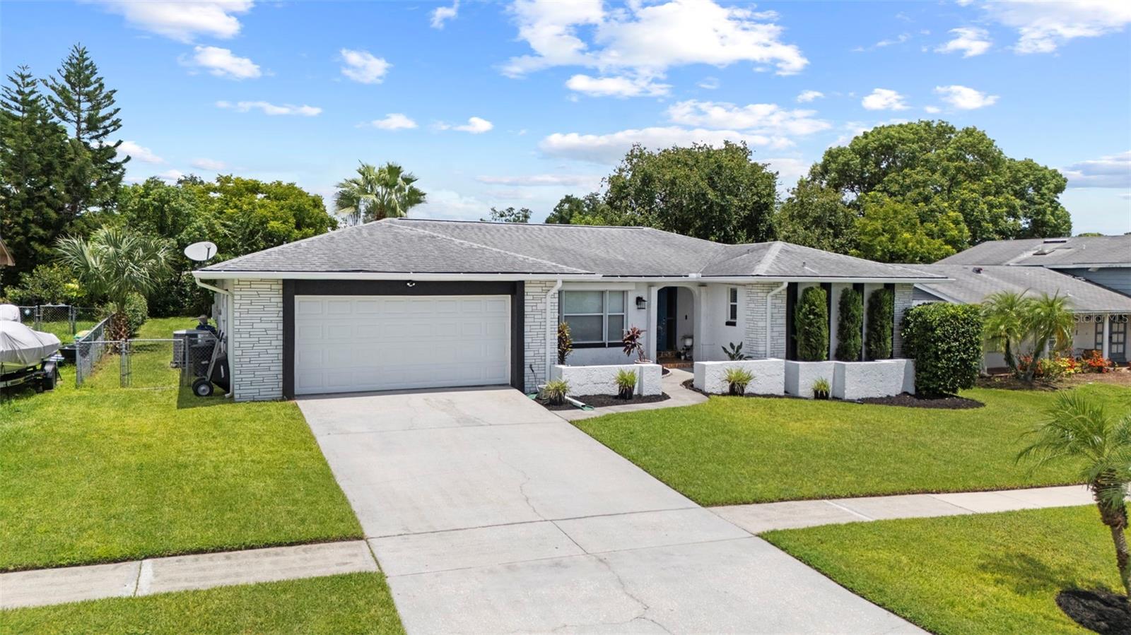 Listing photo id 3 for 605 Spring Oaks Boulevard