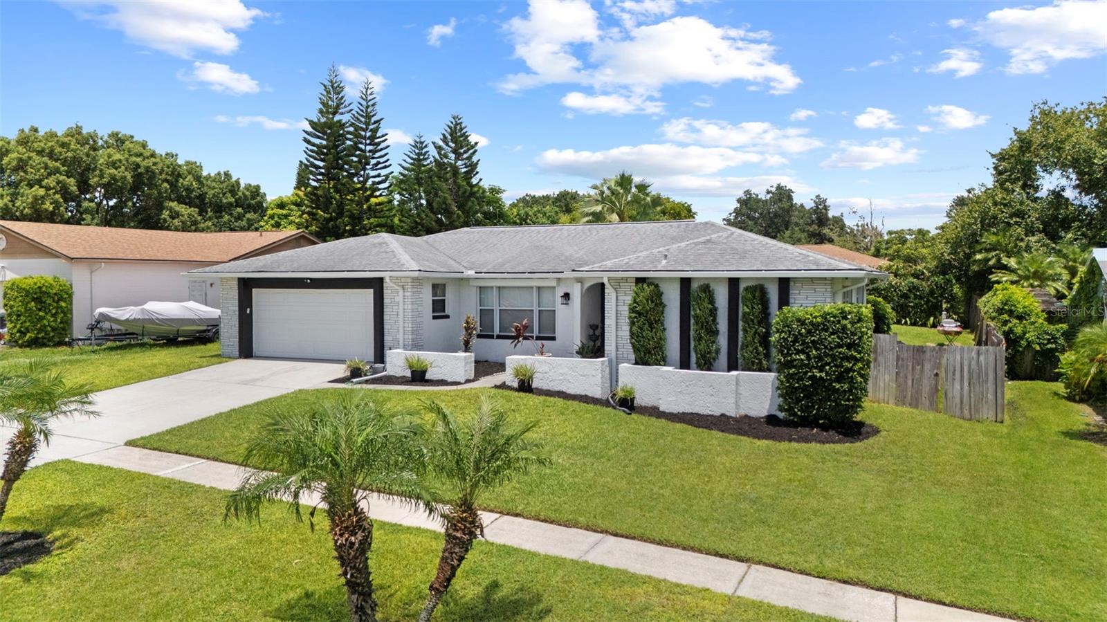 Listing photo id 4 for 605 Spring Oaks Boulevard