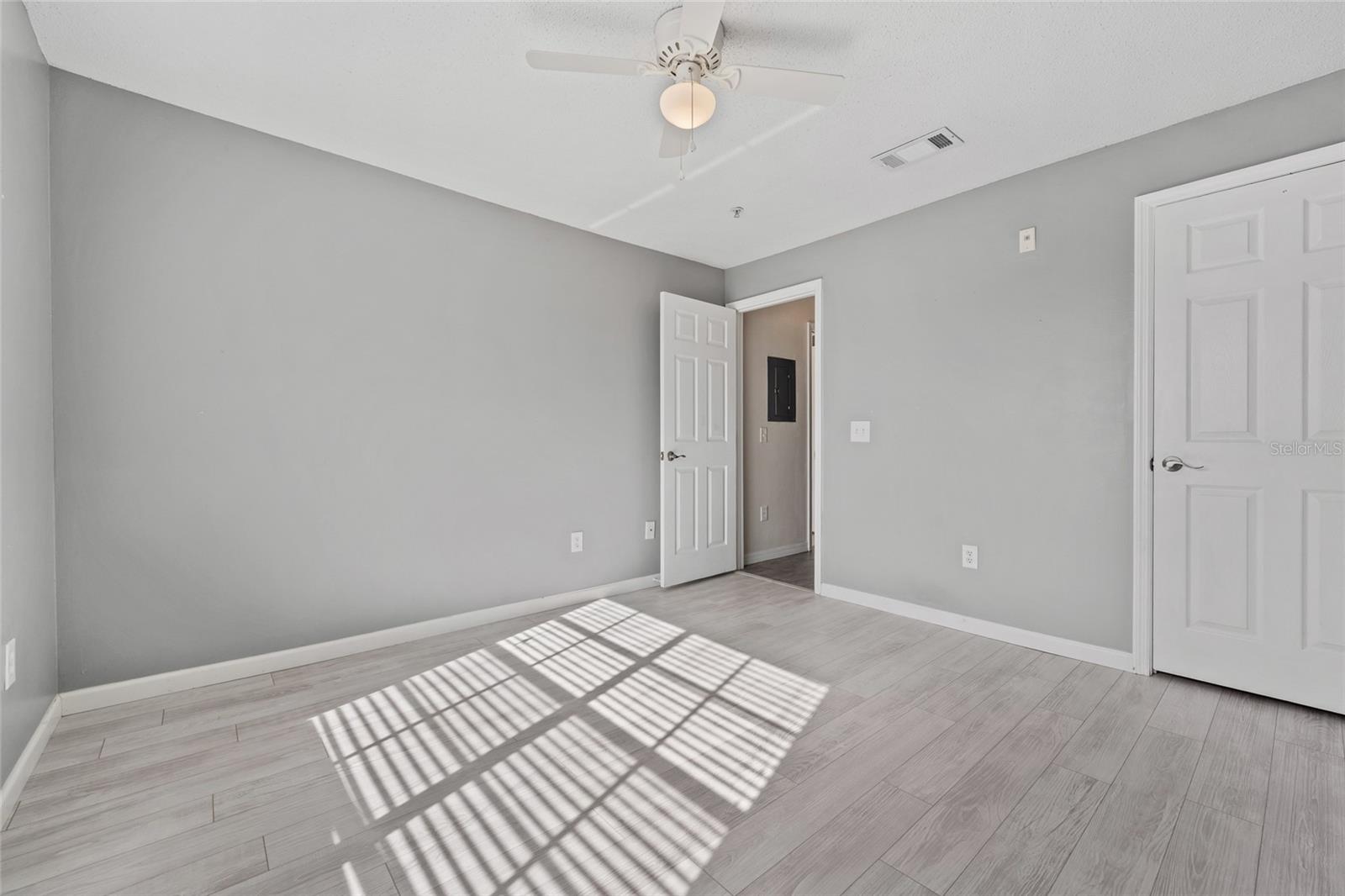 Image 18 of 25 For 1920 Summer Club Drive 300