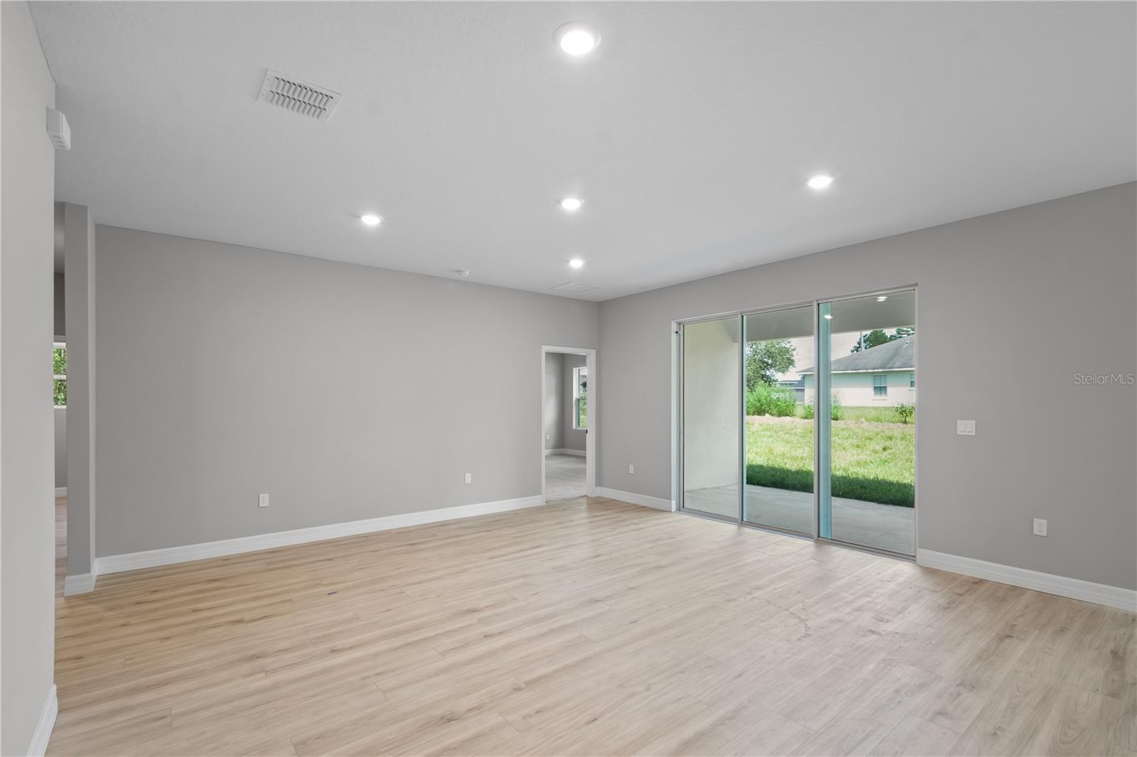 Listing photo id 9 for 13344 75th Court