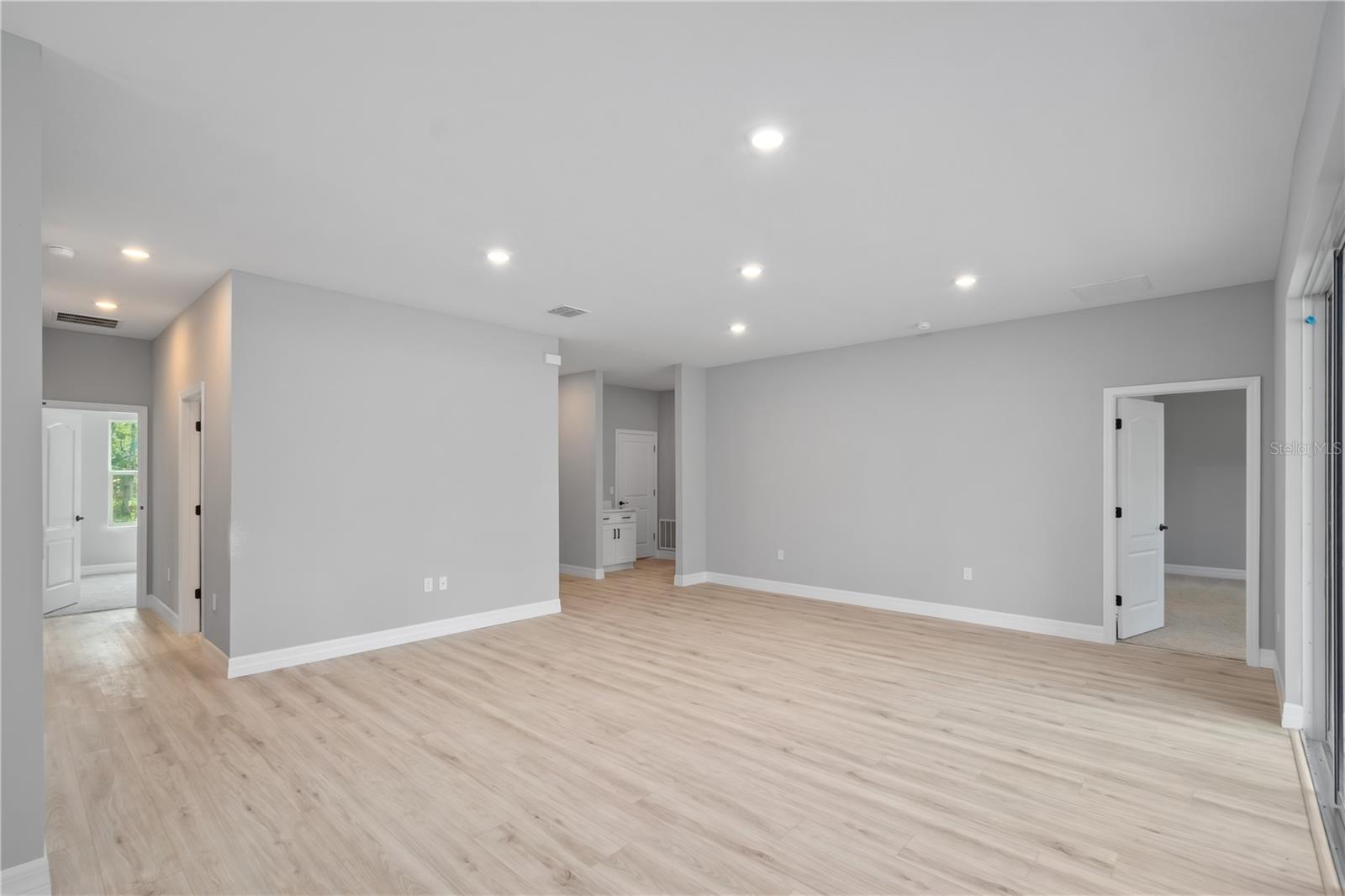 Listing photo id 10 for 13344 75th Court