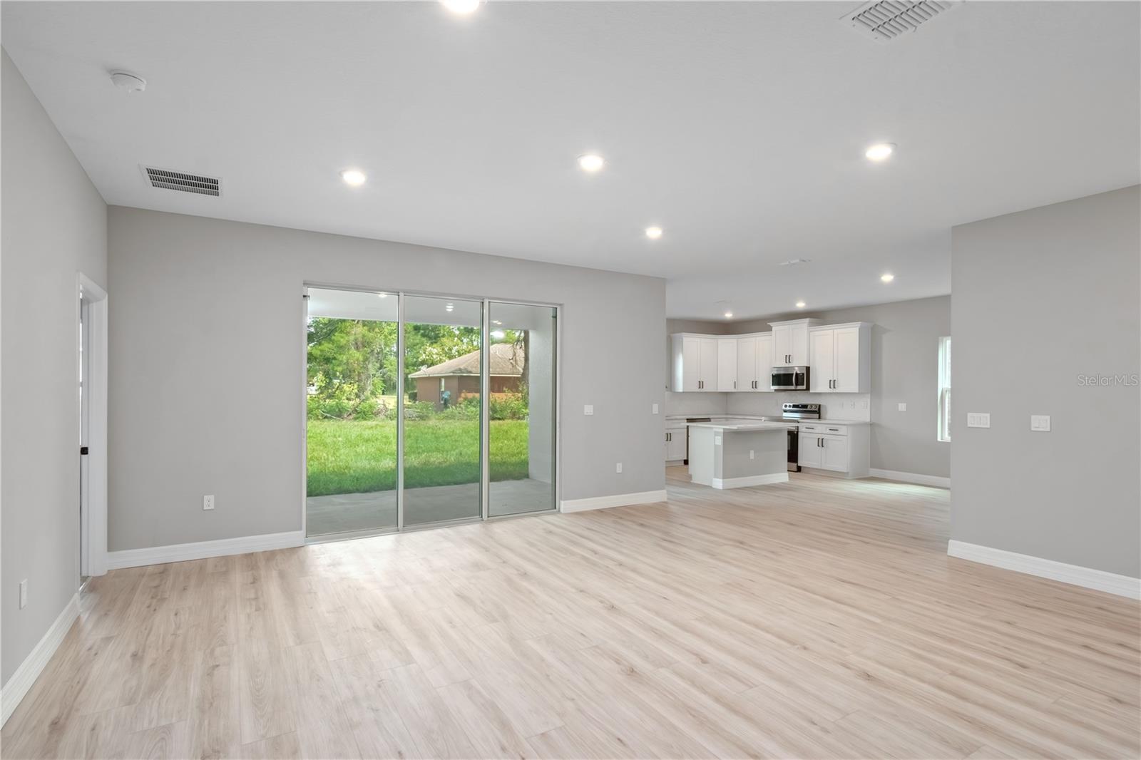 Listing photo id 7 for 13344 75th Court