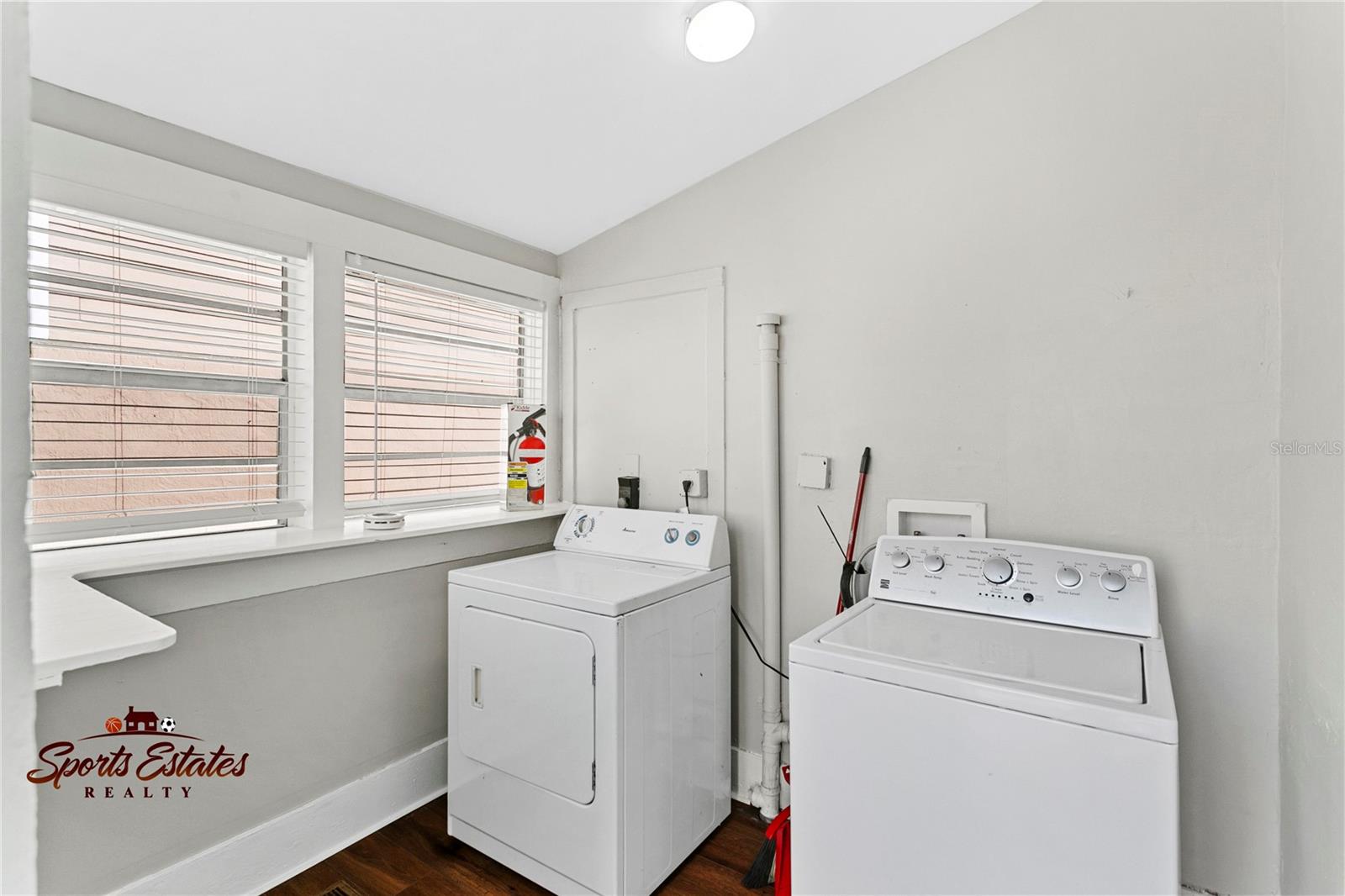Image 8 of 14 For 627 Hyer Avenue
