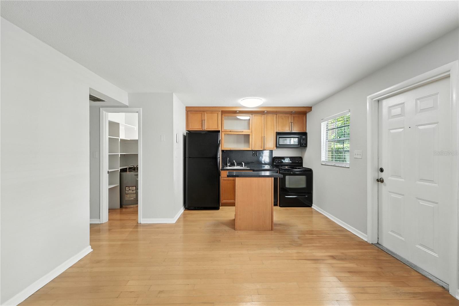Image 12 of 31 For 1531 Catherine Street 34