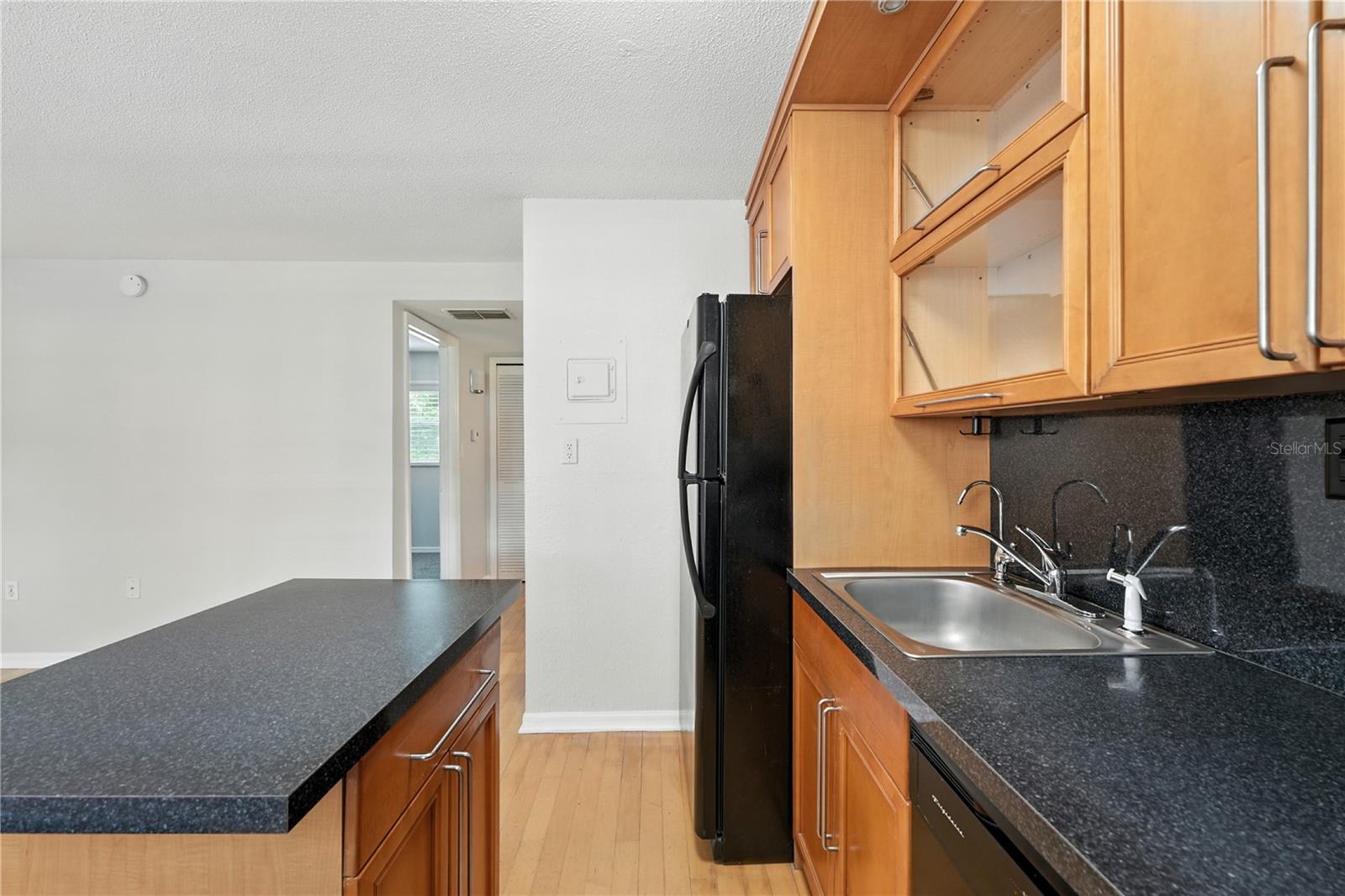 Image 14 of 31 For 1531 Catherine Street 34