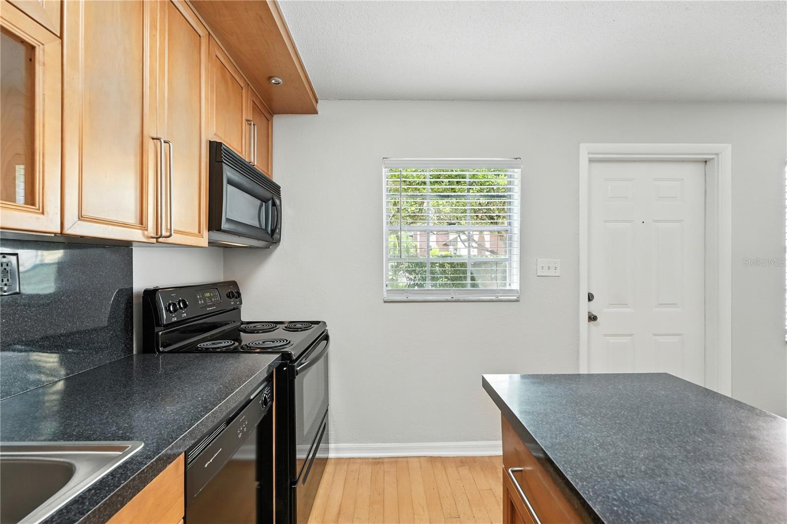 Image 15 of 31 For 1531 Catherine Street 34