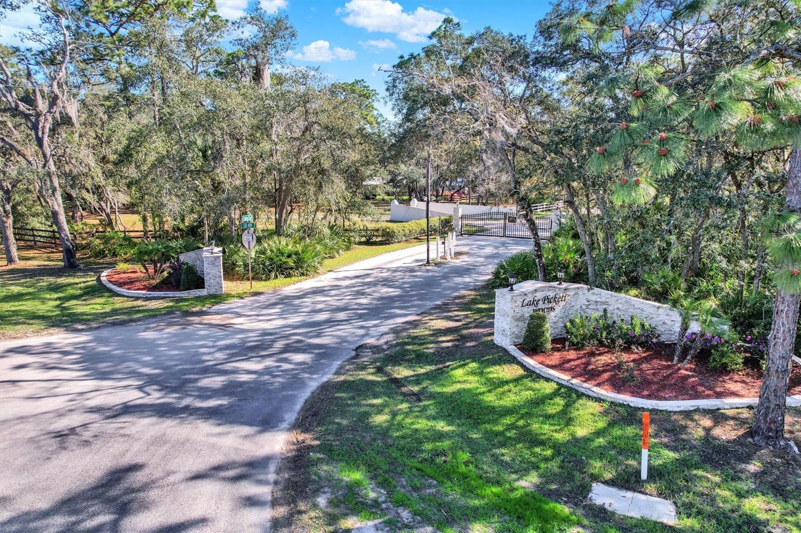 Image 4 of 9 For 2739 Lake Pickett Place