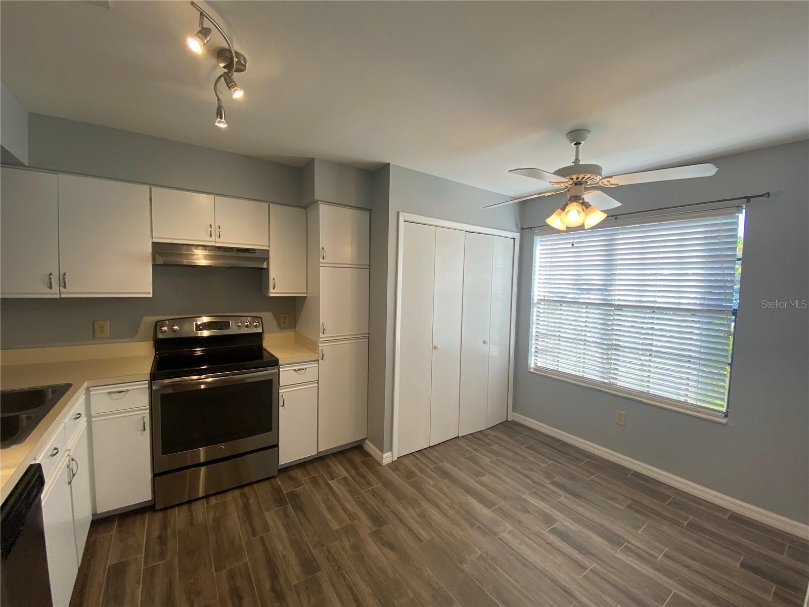 Image 4 of 24 For 2864 Wareham Court