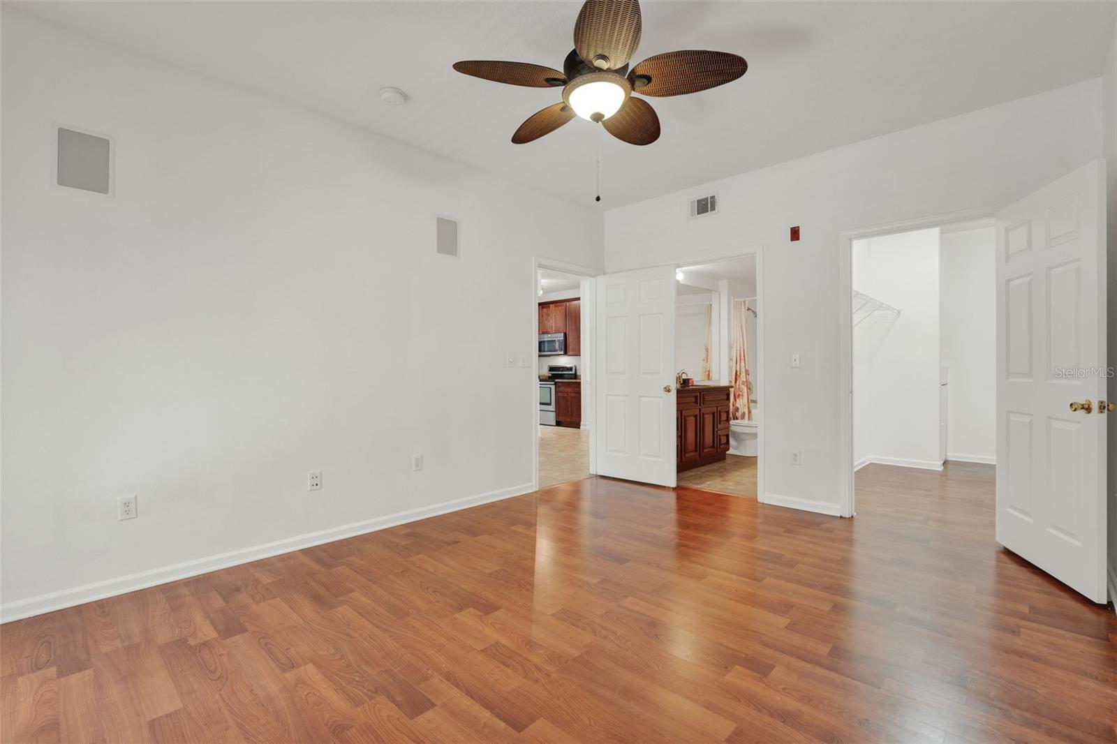 Image 11 of 41 For 14353 Fredricksburg Drive 911
