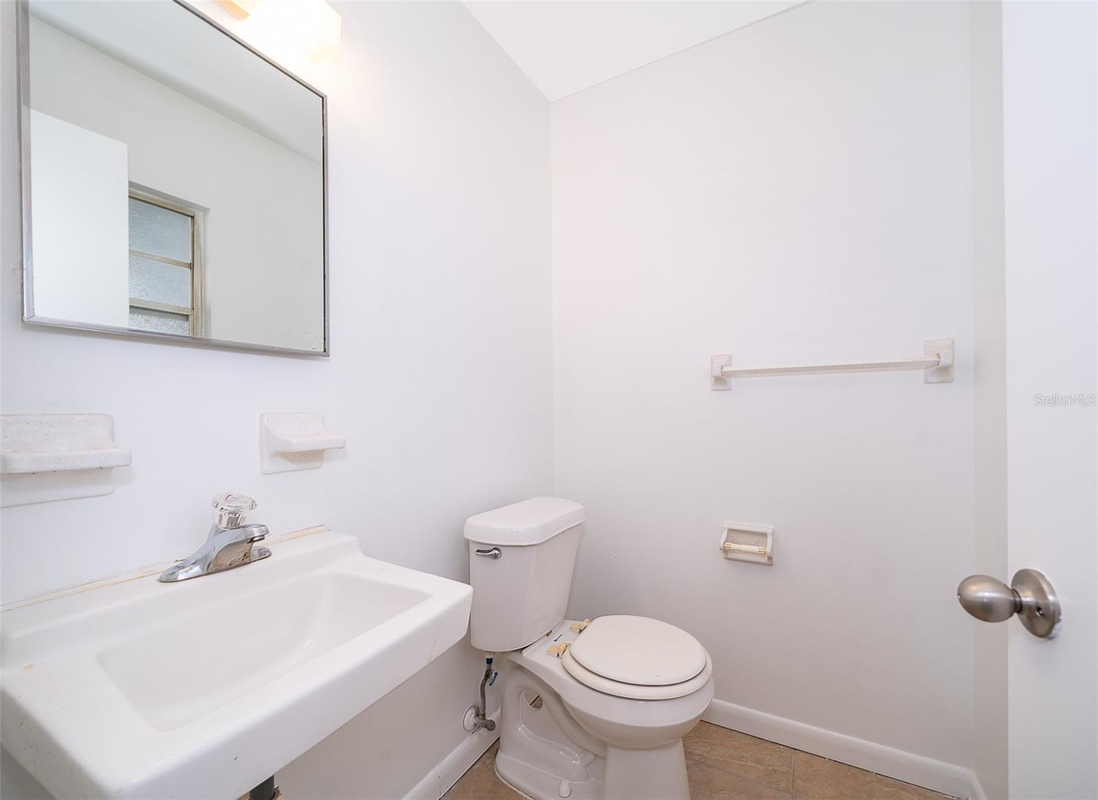 Image 9 of 13 For 828 Ballard Street
