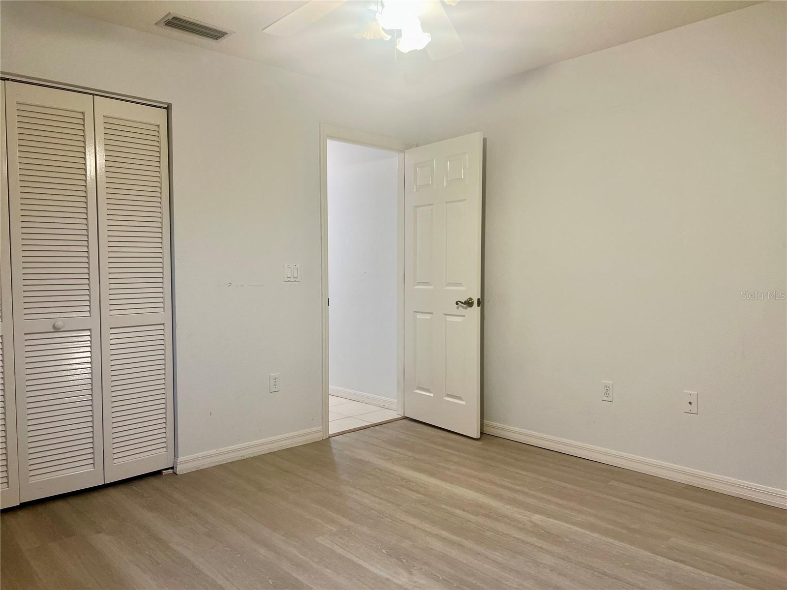 Image 4 of 8 For 378 Roseling Circle