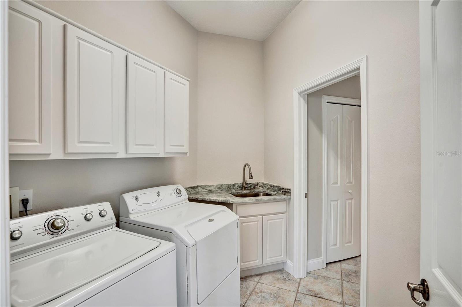 Image 4 of 18 For 10606 Holly Crest Drive