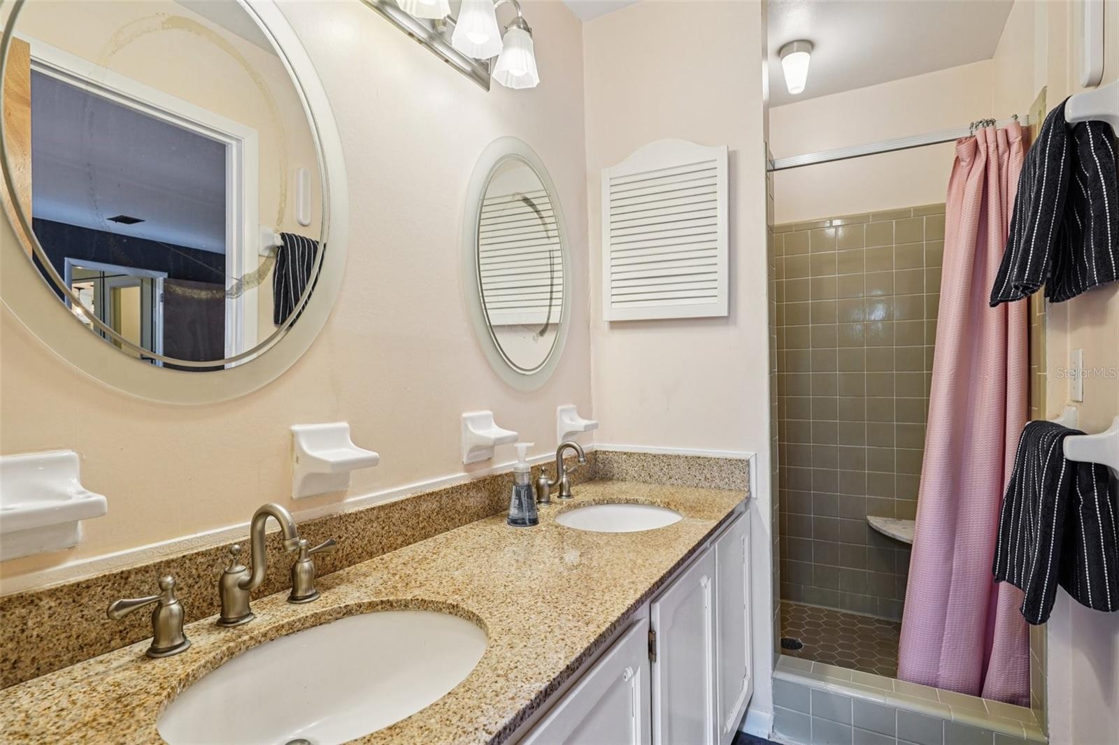 Image 11 of 21 For 711 6th Place
