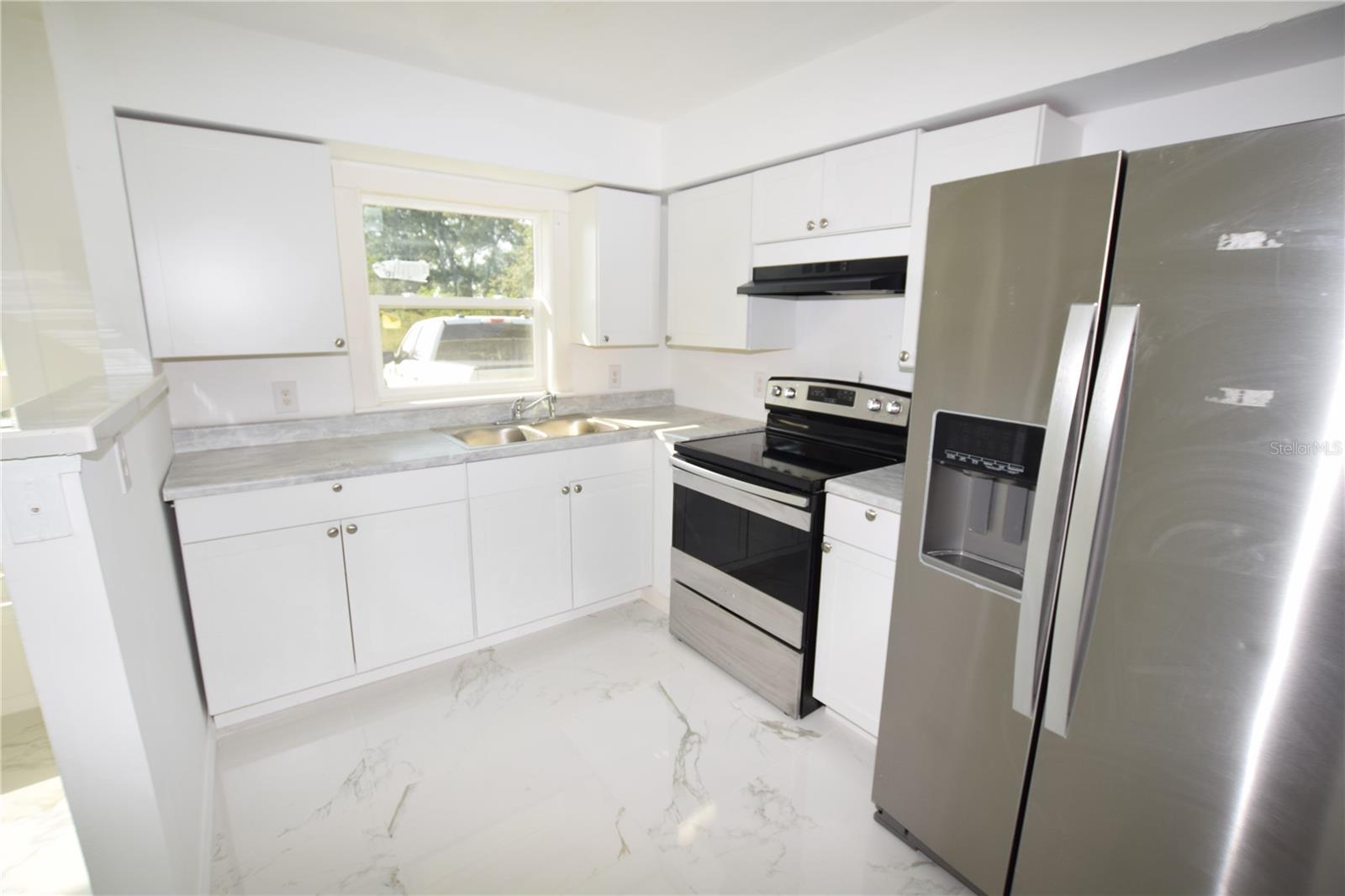 Listing photo id 8 for 911 59th Court