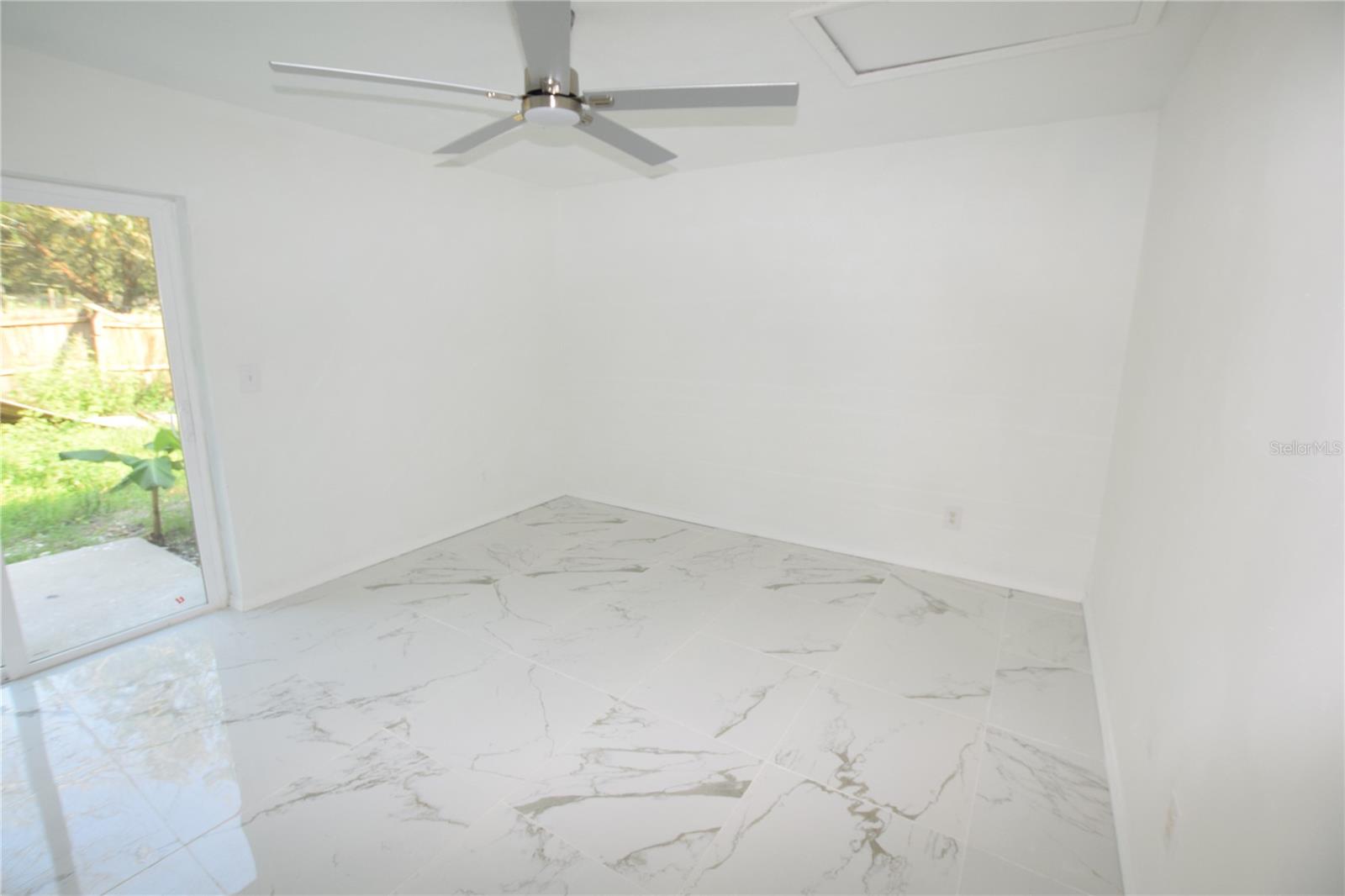 Listing photo id 11 for 911 59th Court