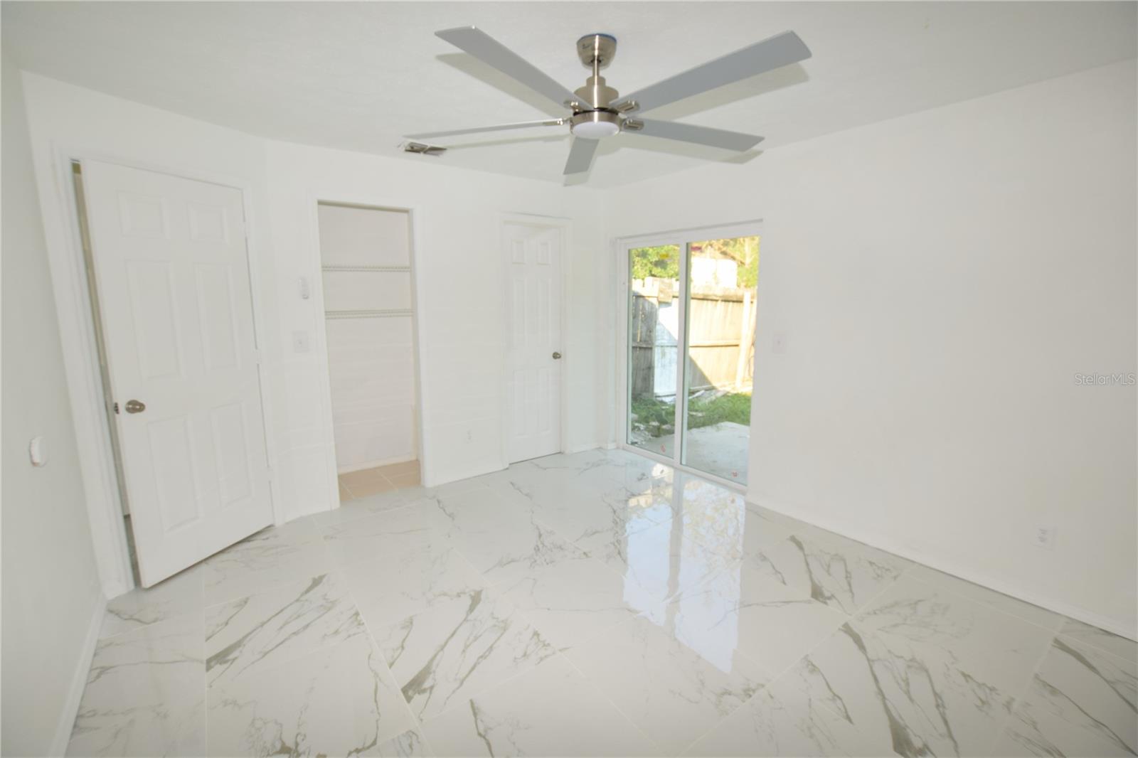Listing photo id 12 for 911 59th Court