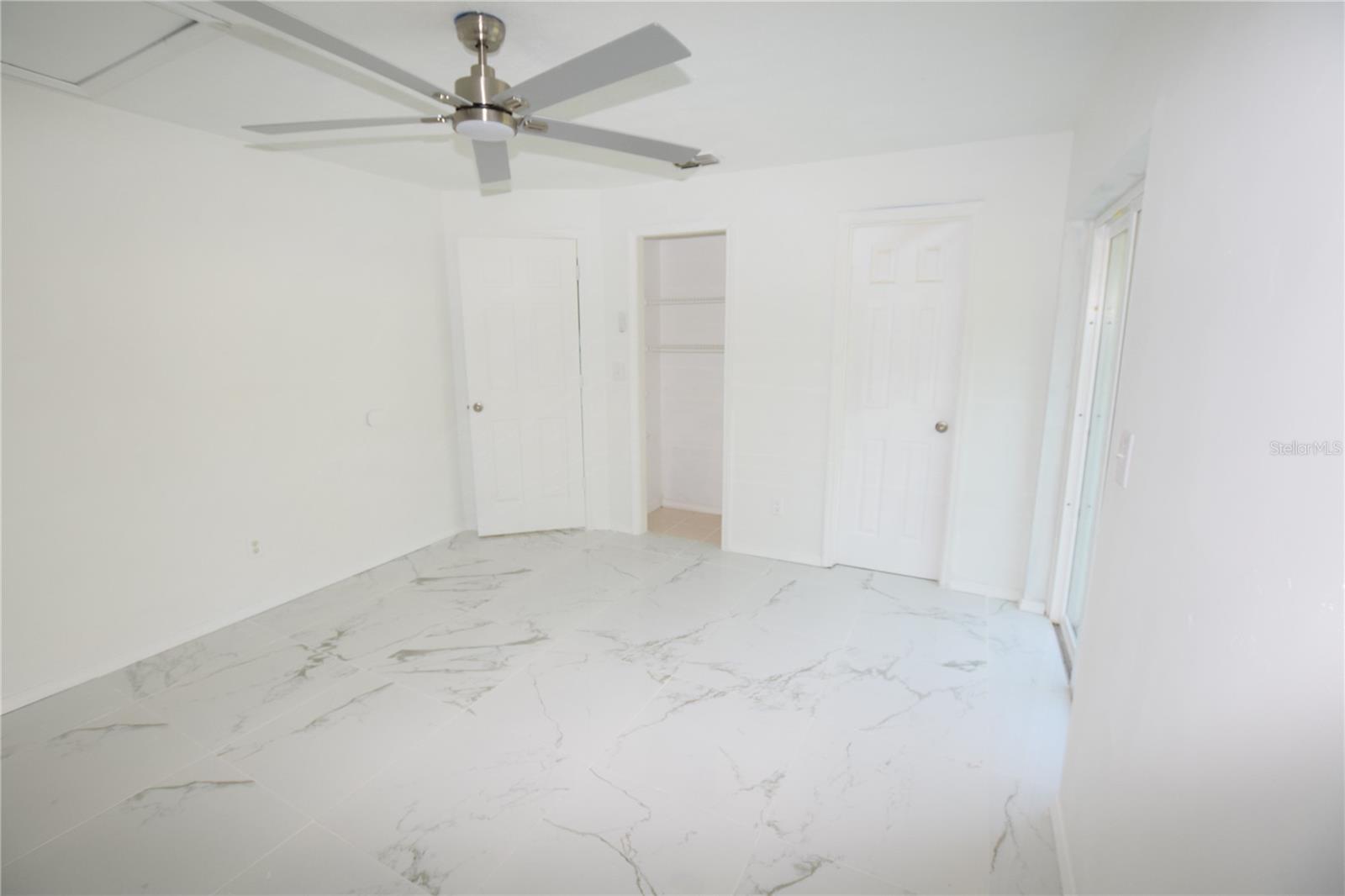 Listing photo id 13 for 911 59th Court