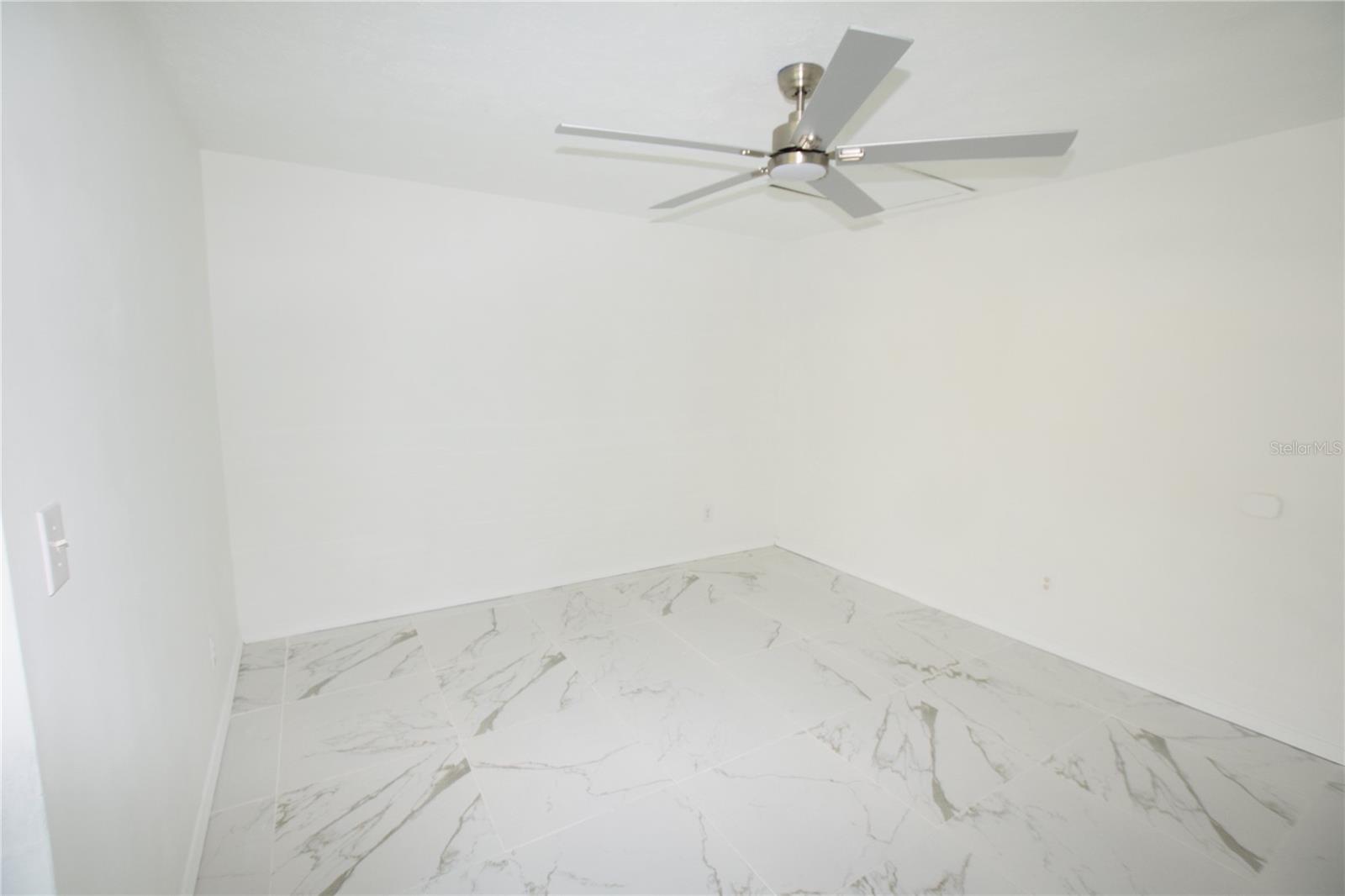 Listing photo id 14 for 911 59th Court