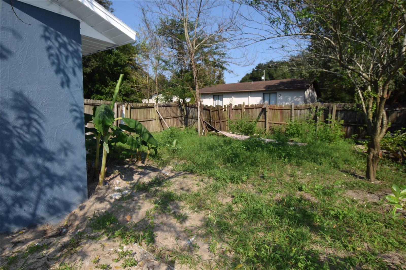 Listing photo id 1 for 911 59th Court