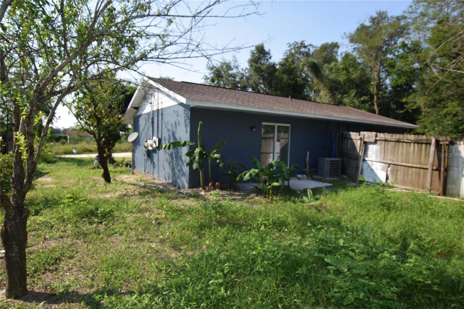 Listing photo id 2 for 911 59th Court
