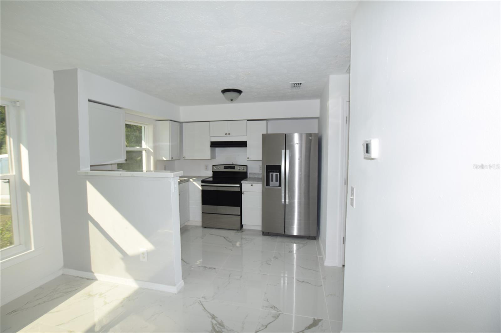 Listing photo id 3 for 911 59th Court