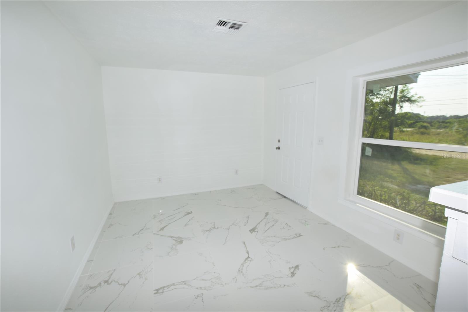 Listing photo id 4 for 911 59th Court