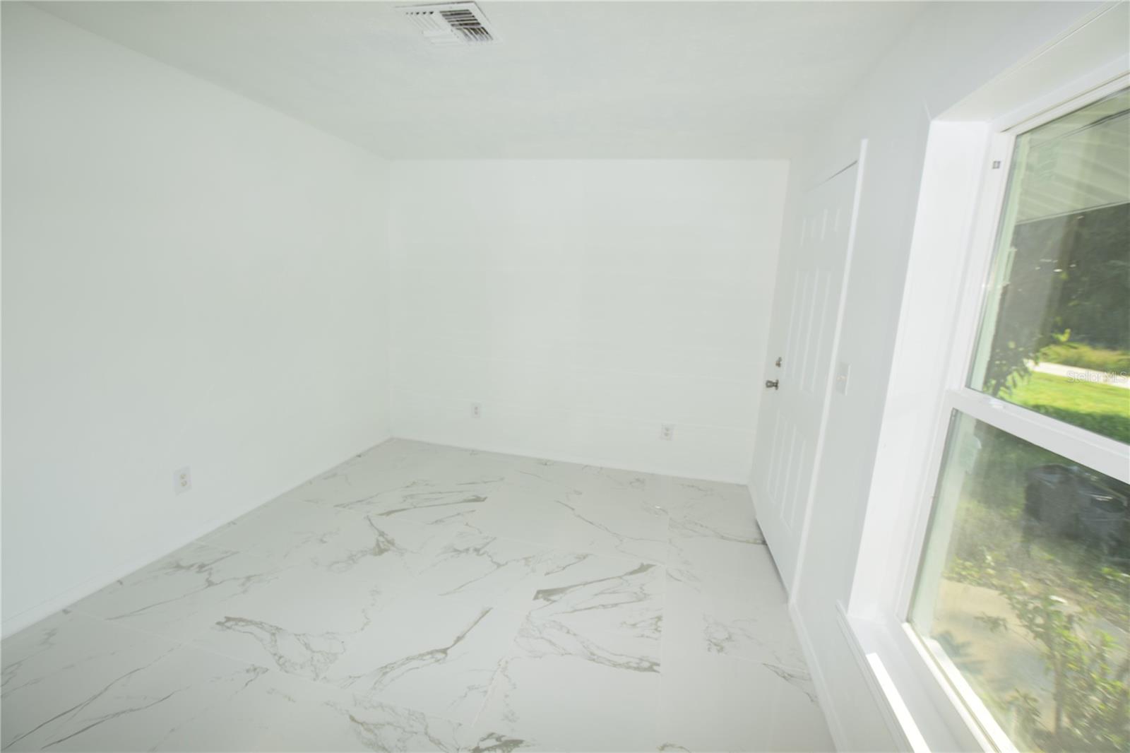 Listing photo id 5 for 911 59th Court