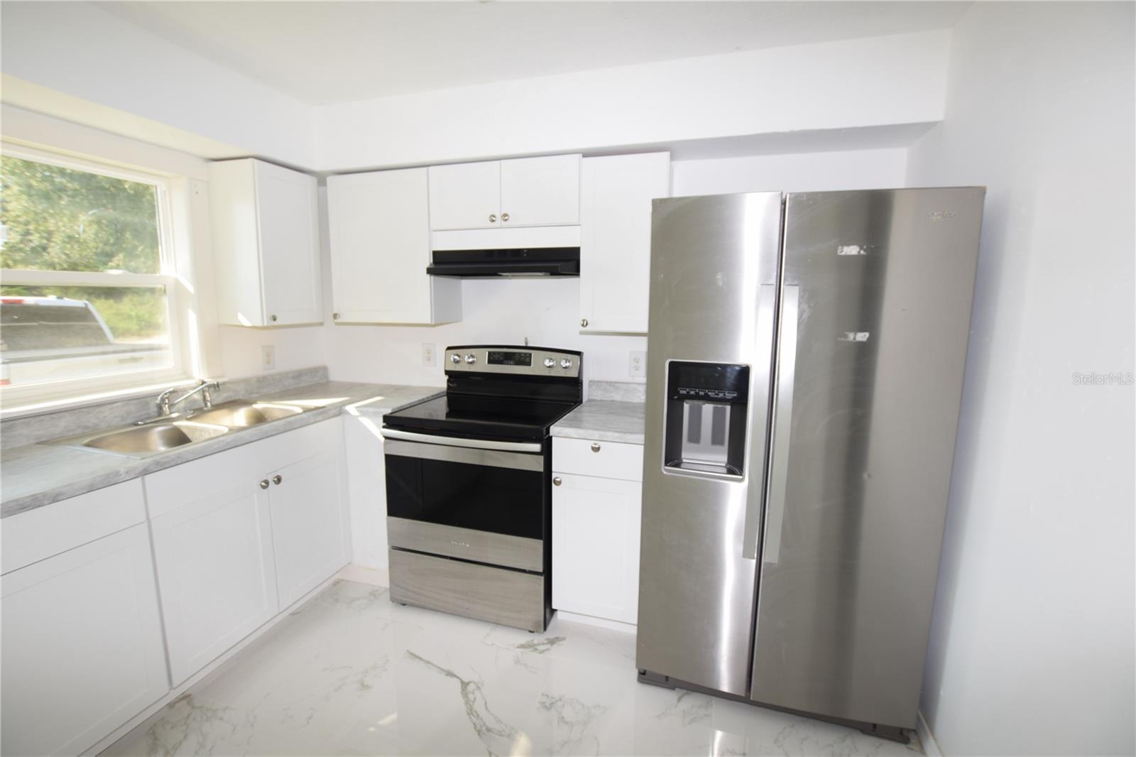 Listing photo id 6 for 911 59th Court