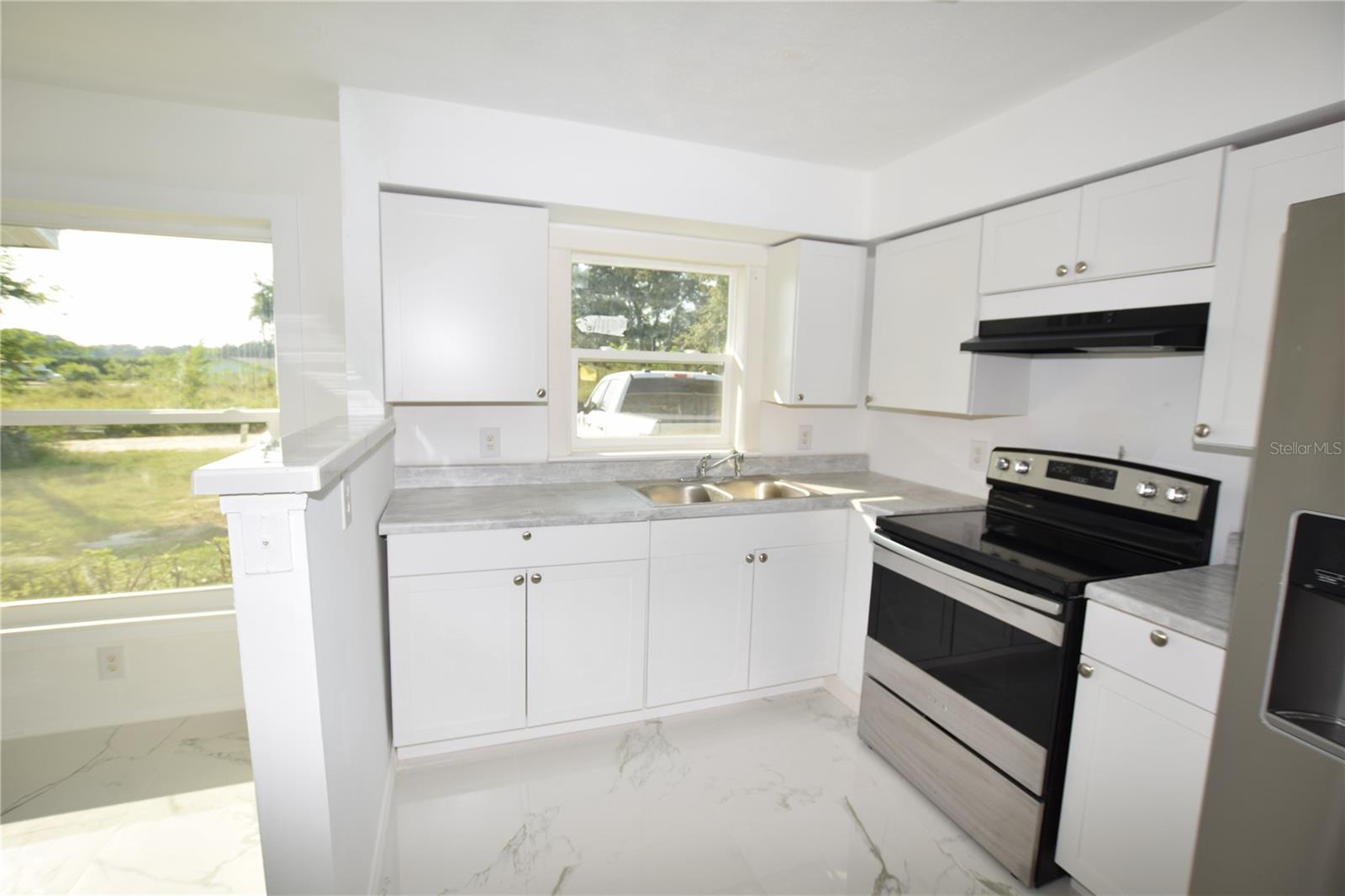 Listing photo id 7 for 911 59th Court