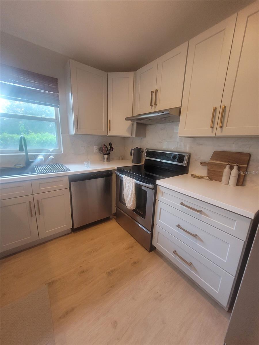Image 12 of 35 For 1452 Creekside Circle