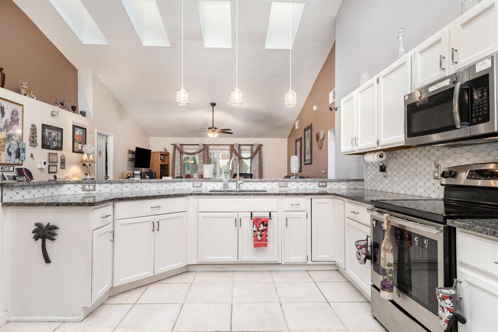 Image 12 of 30 For 2938 Pembridge Street