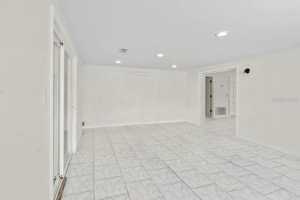 Image 13 of 27 For 668 Riverwoods Circle
