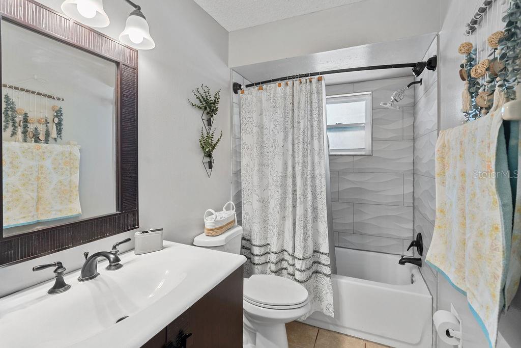 Image 21 of 27 For 668 Riverwoods Circle