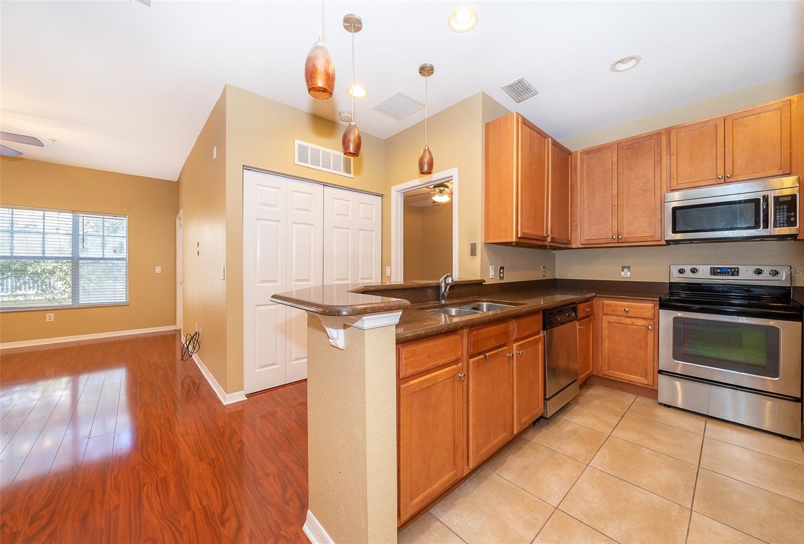 Image 7 of 29 For 2514 Grand Central Parkway 3