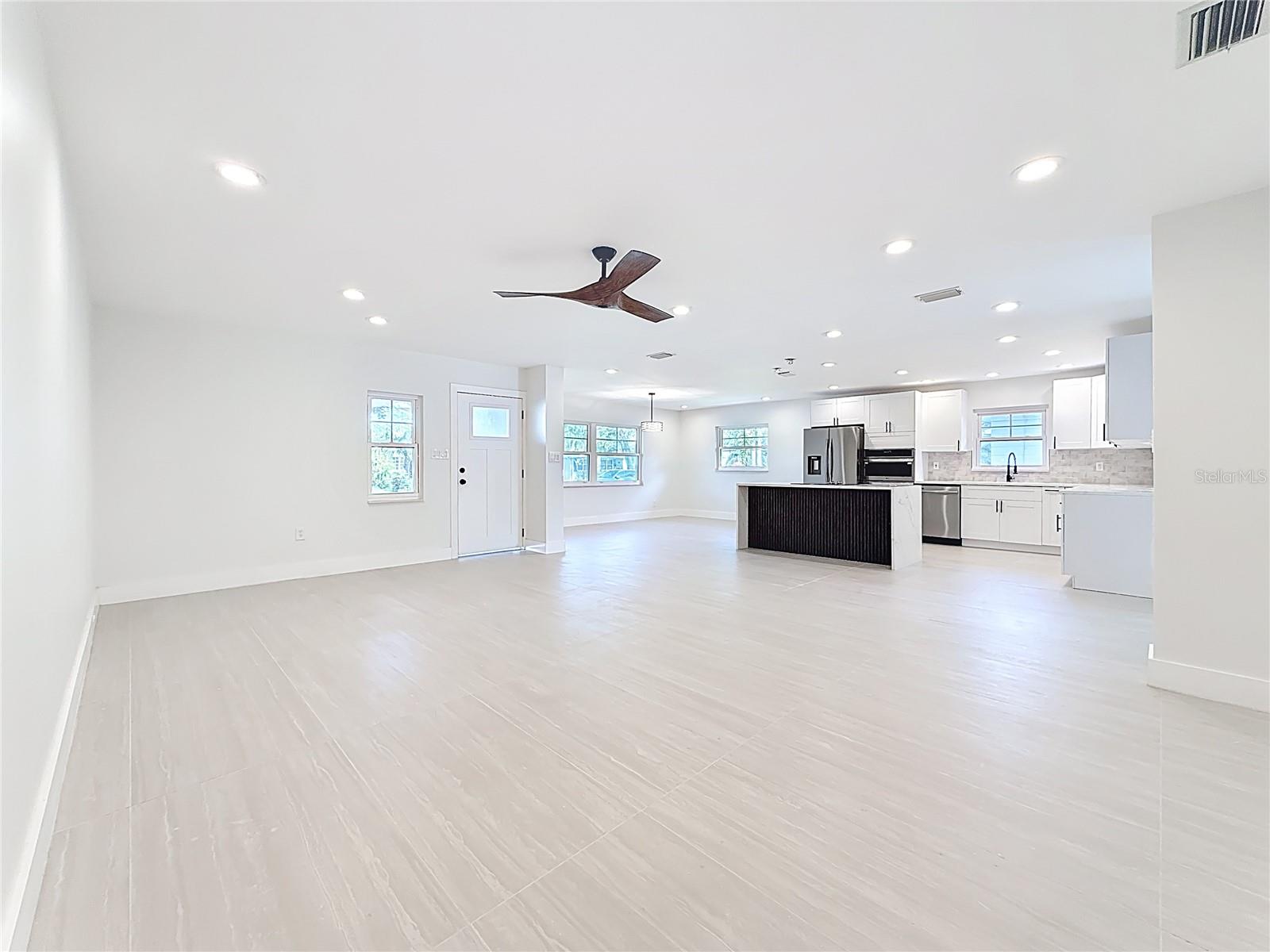 Listing photo id 8 for 4219 Helena Street Ne