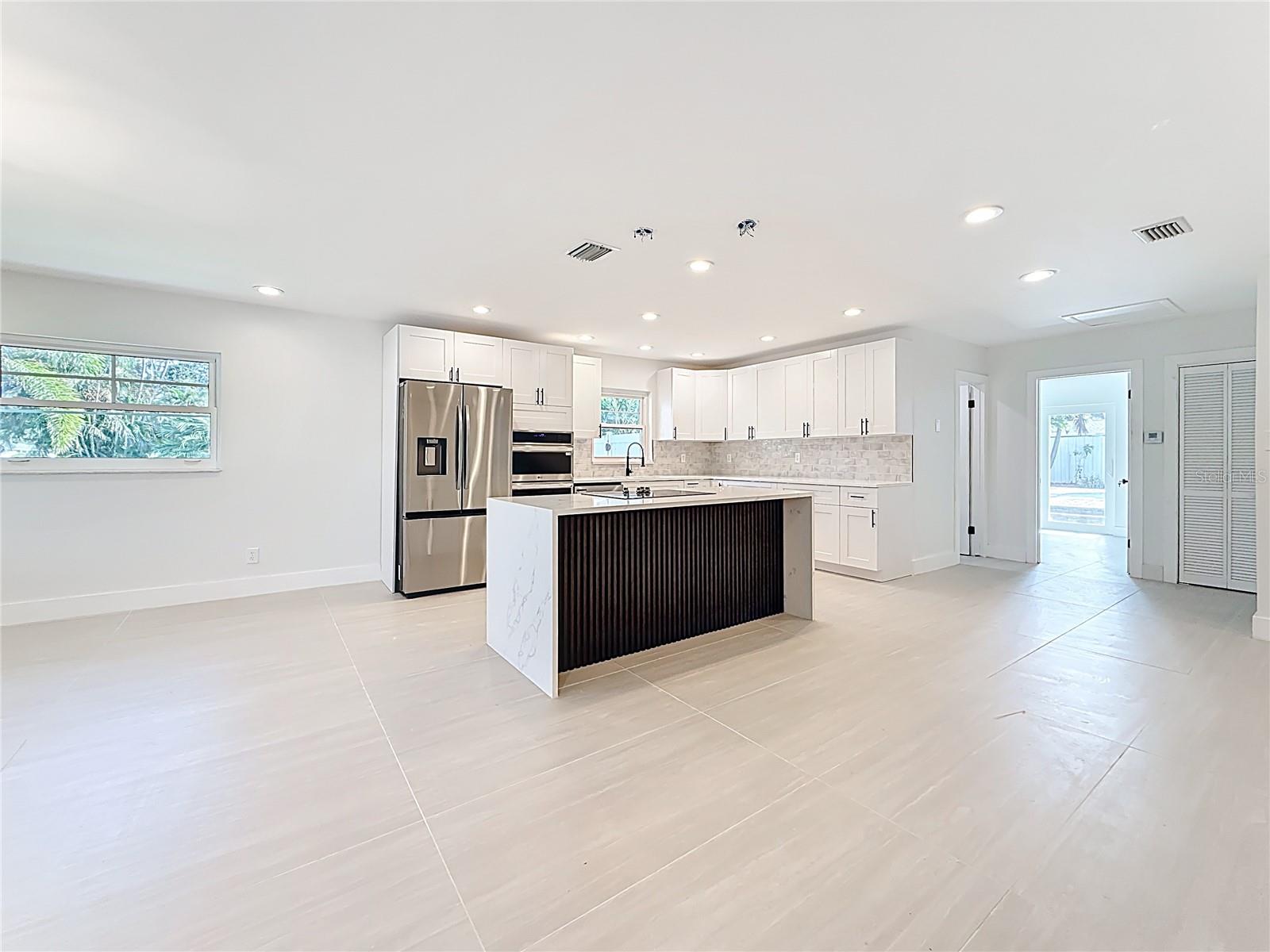 Listing photo id 9 for 4219 Helena Street Ne