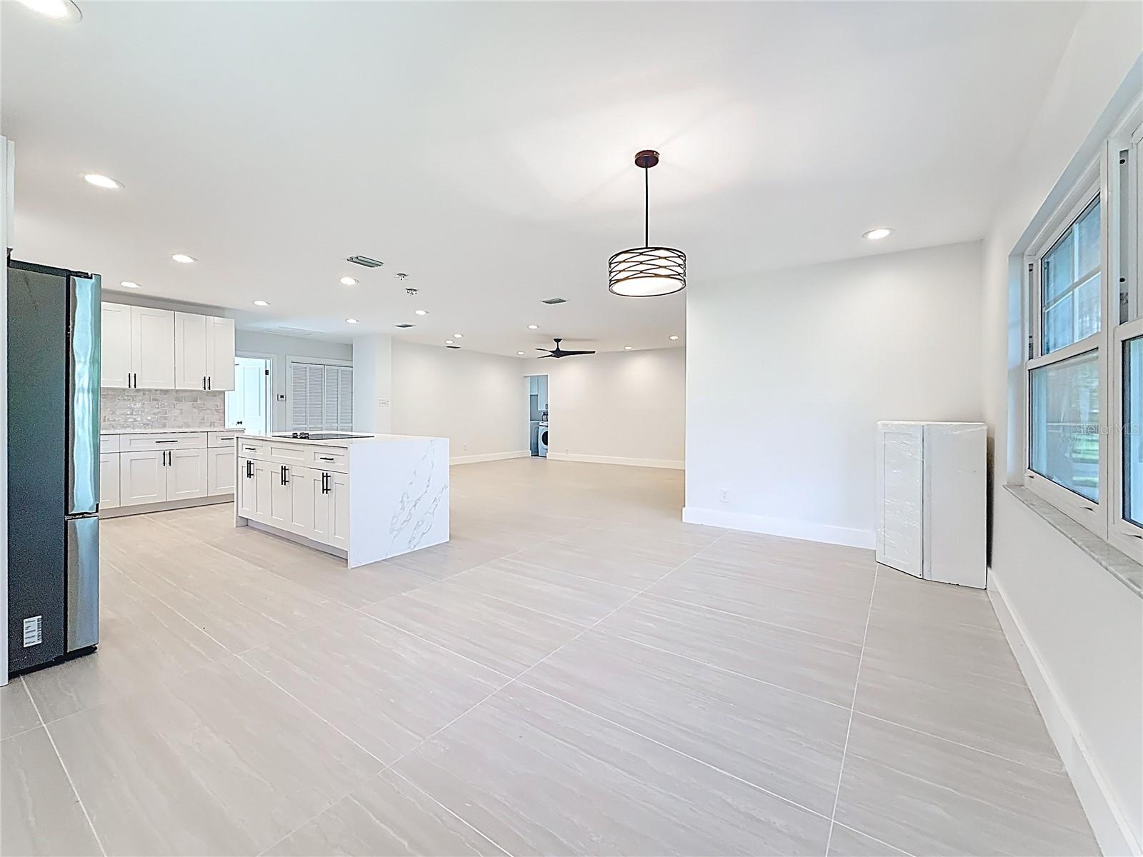Listing photo id 11 for 4219 Helena Street Ne