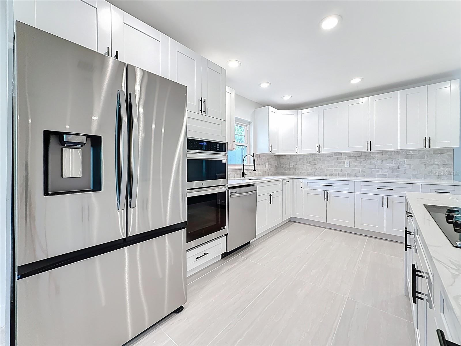 Listing photo id 14 for 4219 Helena Street Ne
