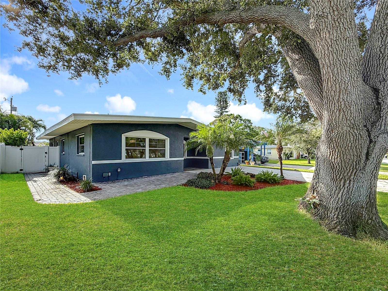 Listing photo id 2 for 4219 Helena Street Ne