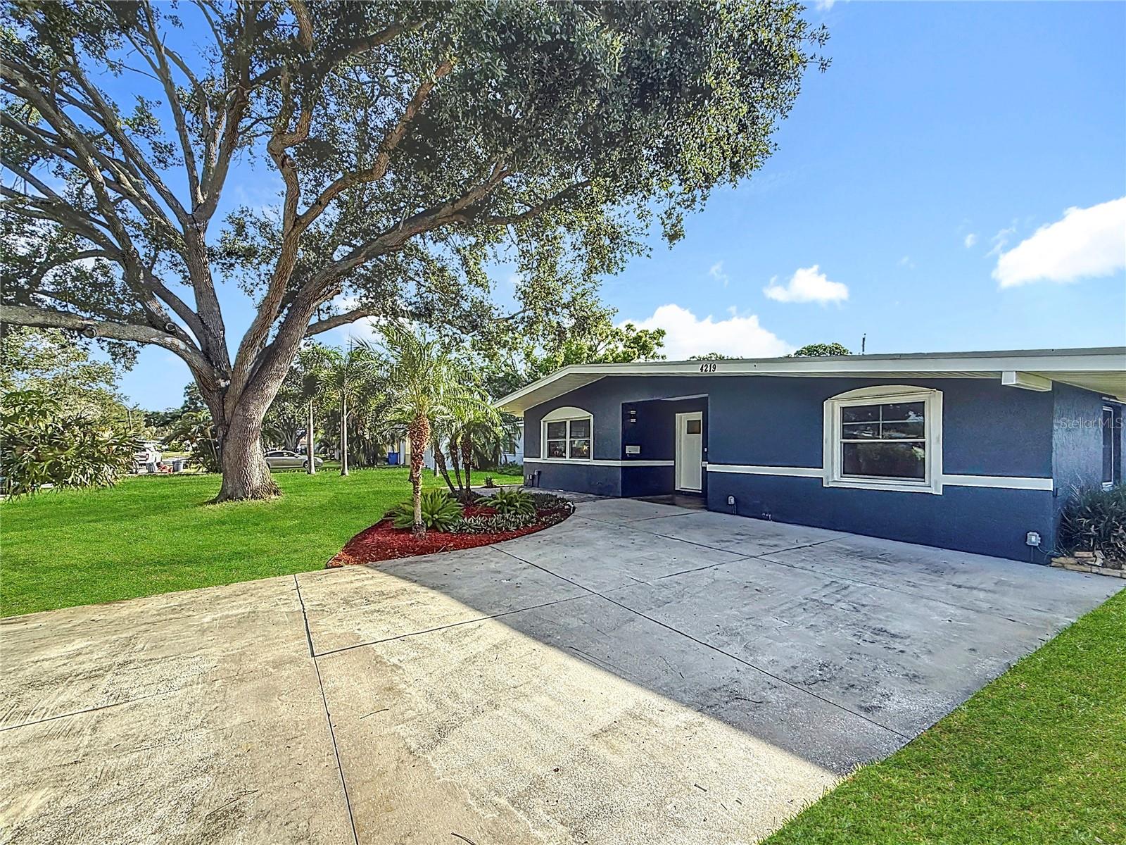 Listing photo id 3 for 4219 Helena Street Ne