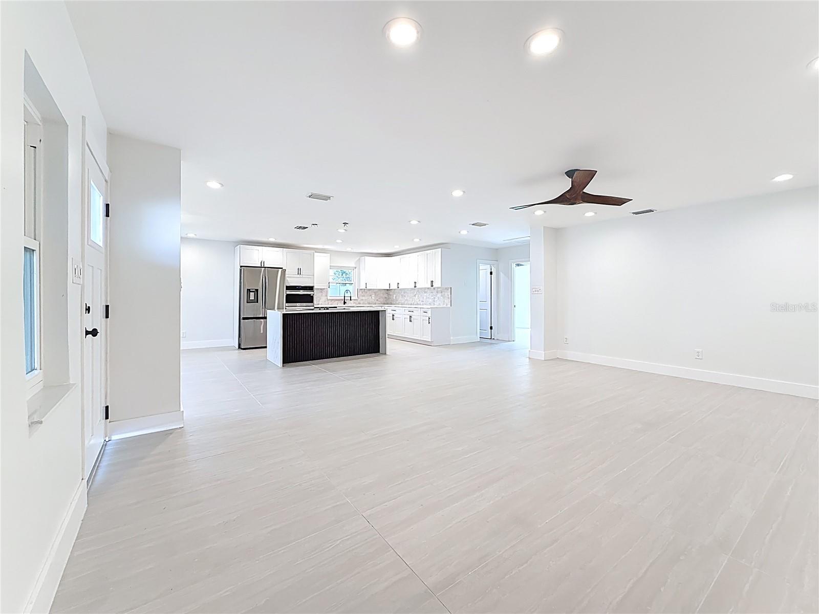 Listing photo id 6 for 4219 Helena Street Ne