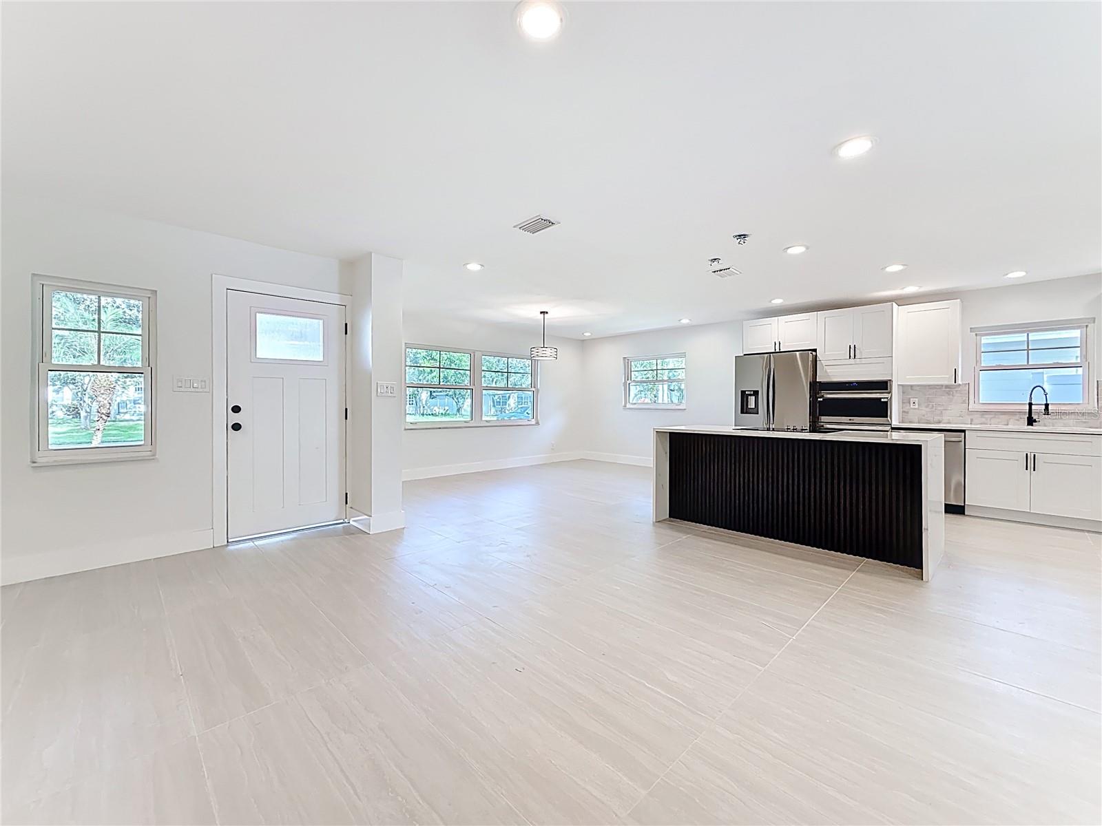Listing photo id 7 for 4219 Helena Street Ne