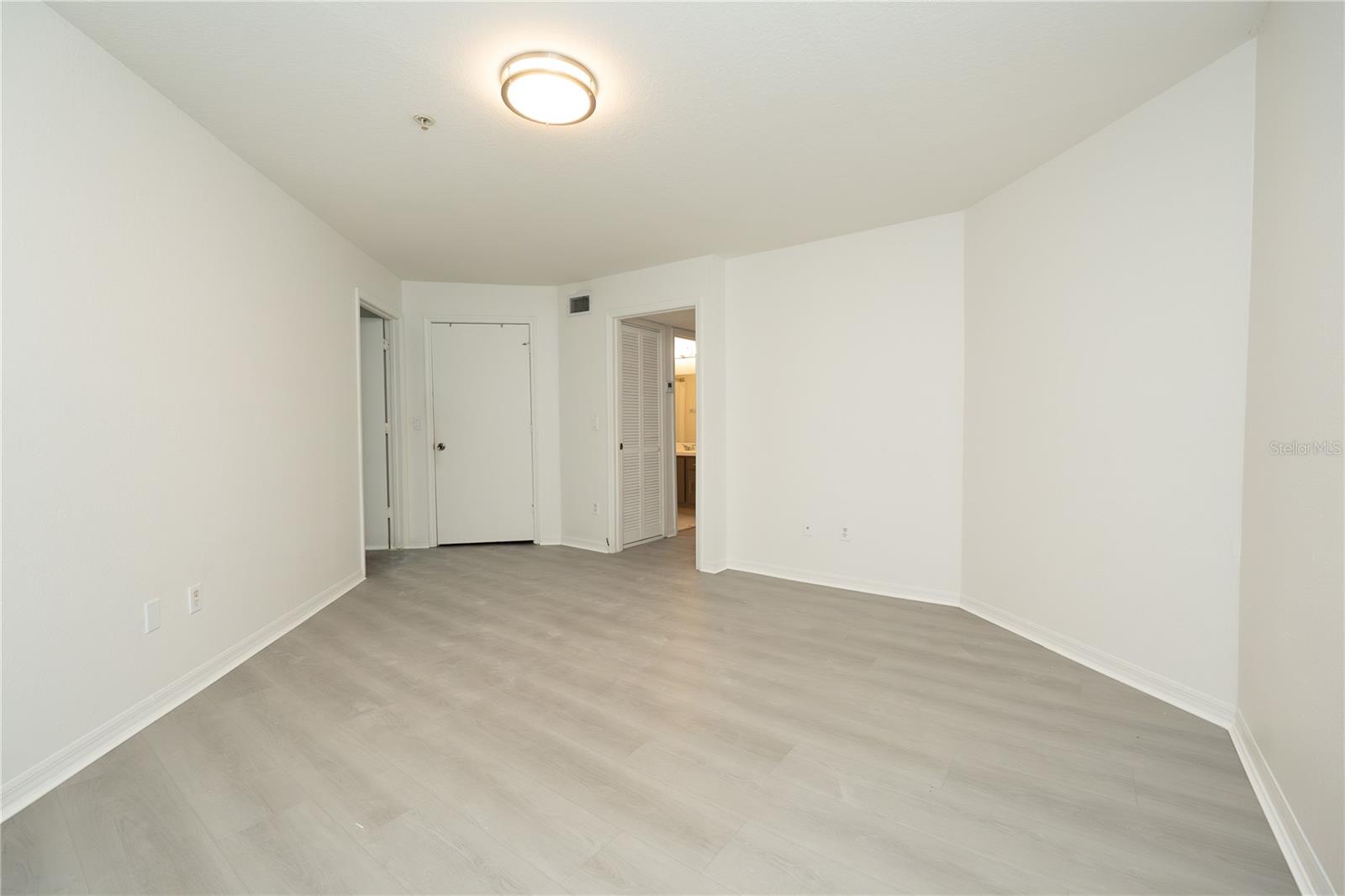 Image 7 of 13 For 7230 Westpointe Boulevard 1233